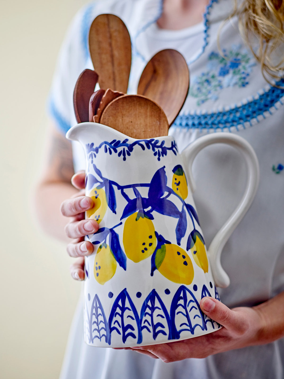 Maxima Krug, Blue, Steingut in Blau präsentiert im Onlineshop von KAQTU Design AG. Wasserkrüge ist von Creative Collection