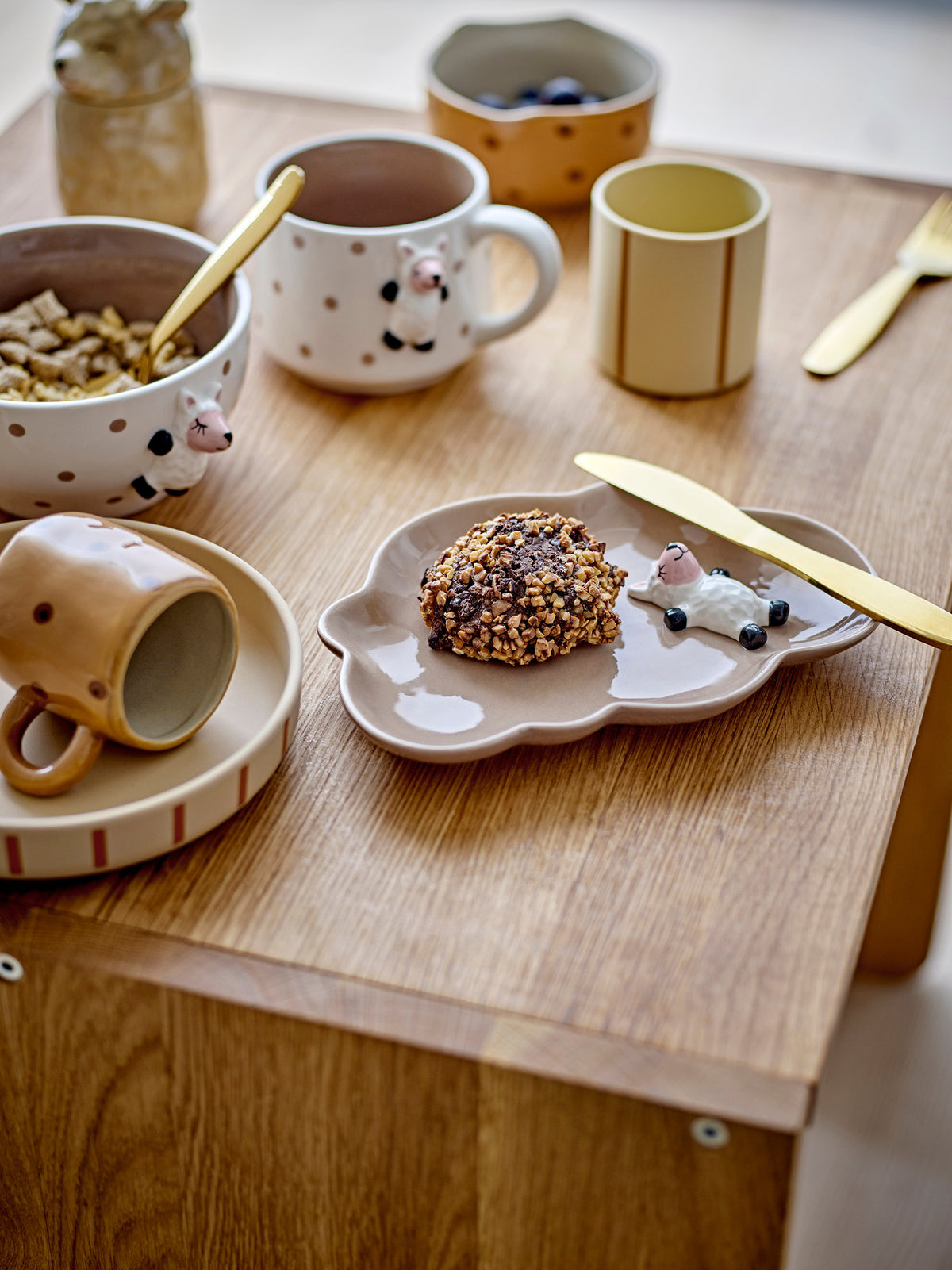 Dolly Teller, Braun, Steingut in Braun präsentiert im Onlineshop von KAQTU Design AG. Teller ist von Bloomingville Mini