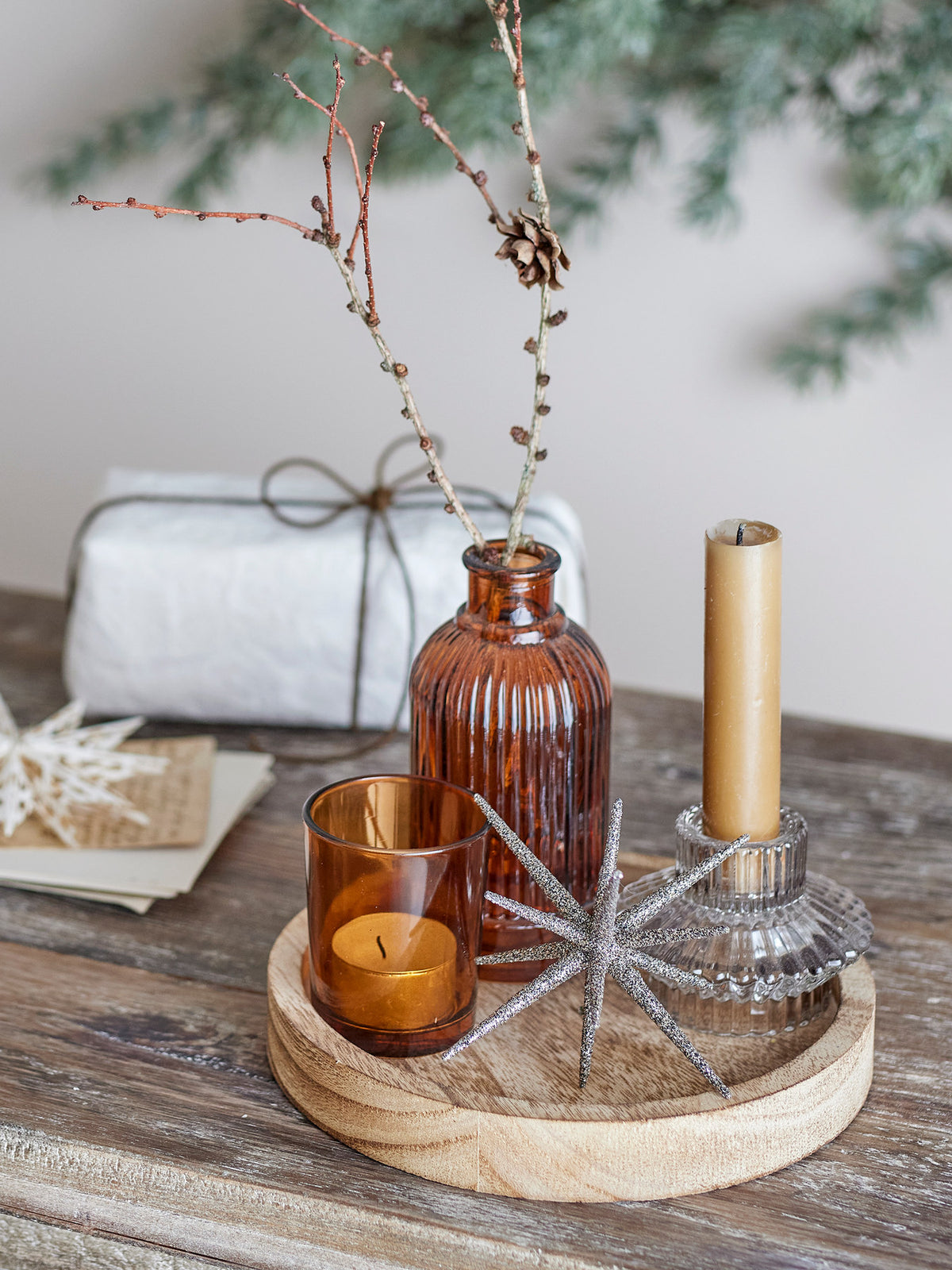 Sanga Tablett mit Teelichthaltern, Gold, Glas in Gold präsentiert im Onlineshop von KAQTU Design AG. Teelichthalter ist von Bloomingville