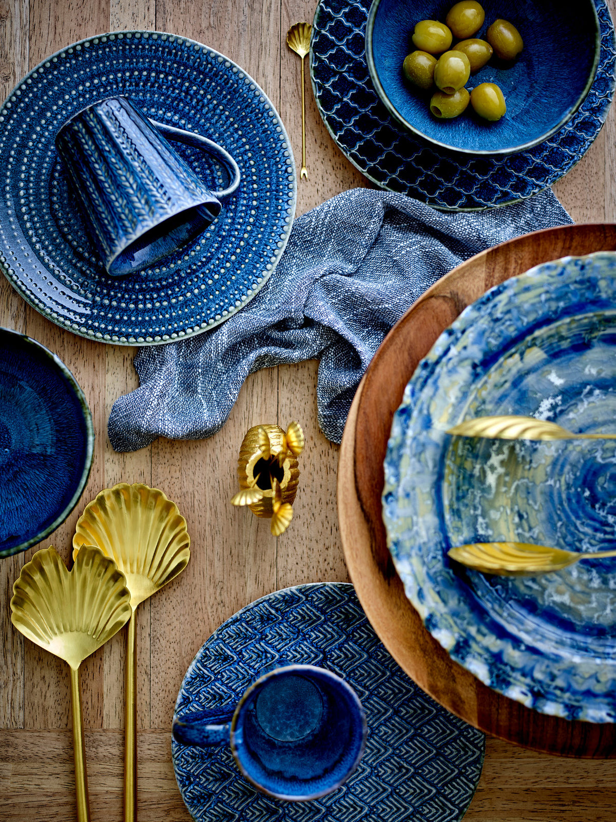 Rowan Servierplatte, Blue, Steingut in Blau präsentiert im Onlineshop von KAQTU Design AG. Servierplatten ist von Creative Collection