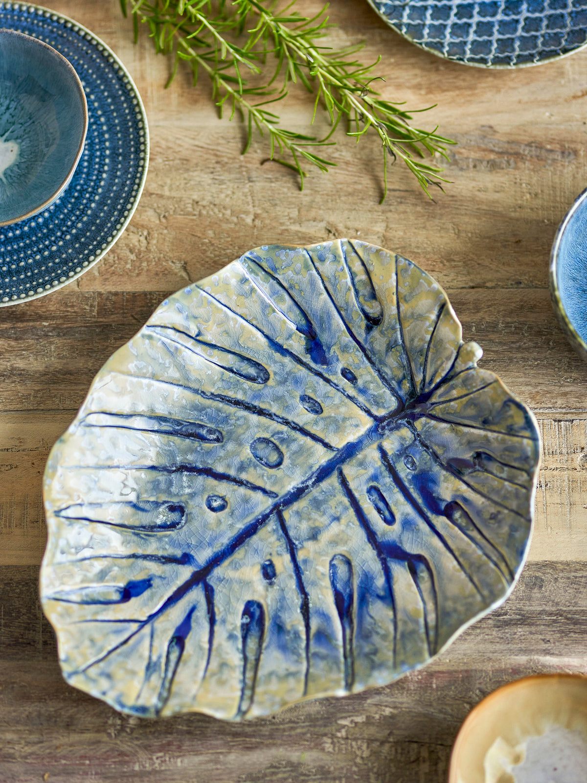 Rowan Servierplatte, Blue, Steingut in Blau präsentiert im Onlineshop von KAQTU Design AG. Servierplatten ist von Creative Collection