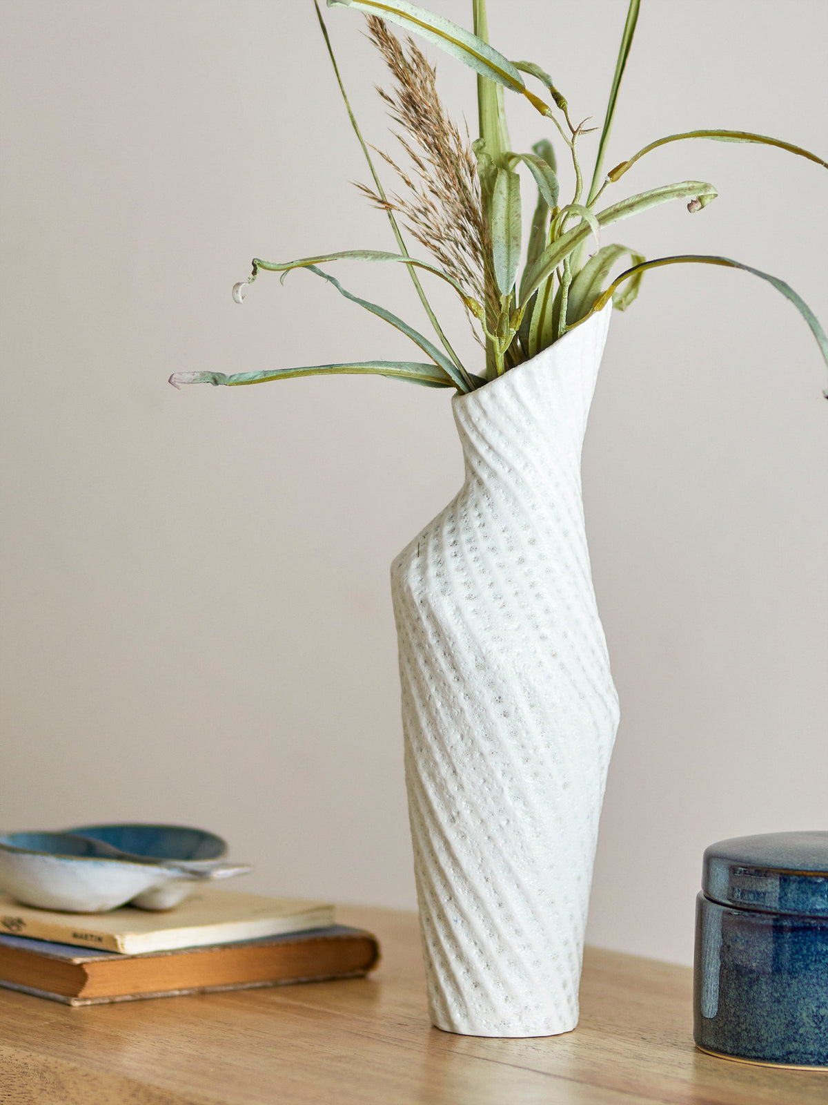 Fikla Vase, Weiss, Steingut in Weiss präsentiert im Onlineshop von KAQTU Design AG. Vase ist von Creative Collection
