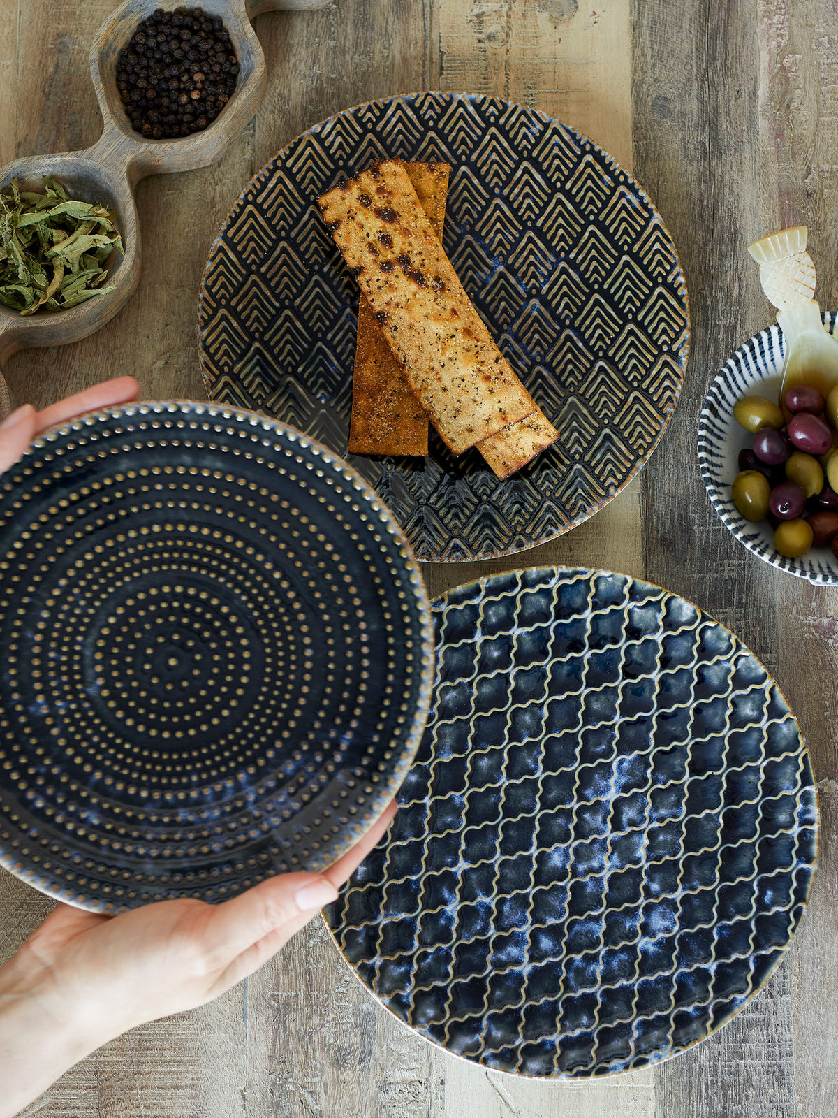 Elanor Teller, Blau, Steingut in Blau präsentiert im Onlineshop von KAQTU Design AG. Teller ist von Creative Collection