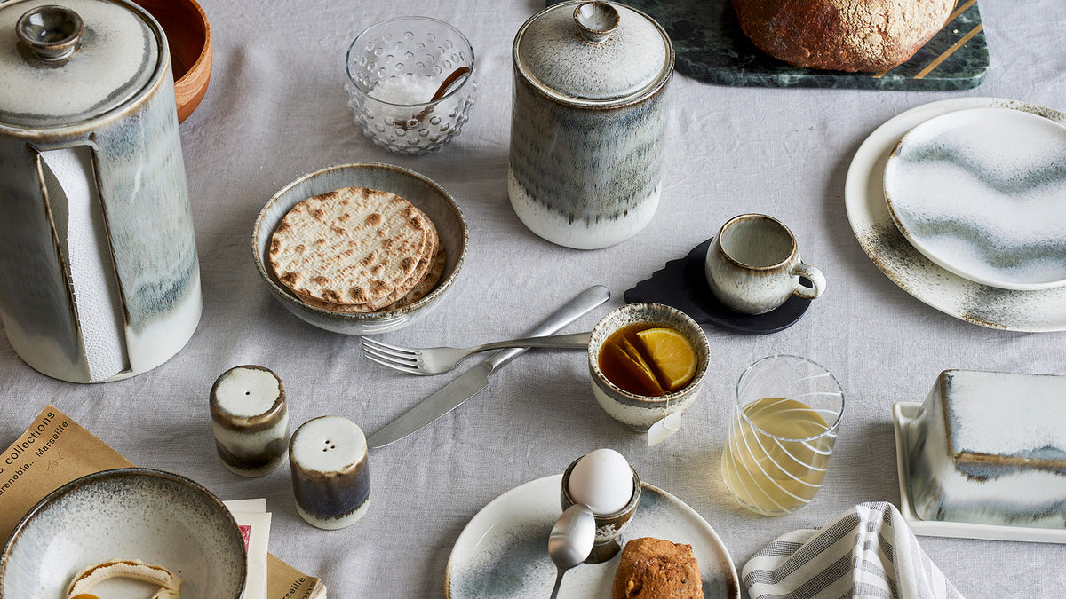 Paula Butterdose, Grau, Steingut in Grau präsentiert im Onlineshop von KAQTU Design AG. Butterdosen ist von Bloomingville