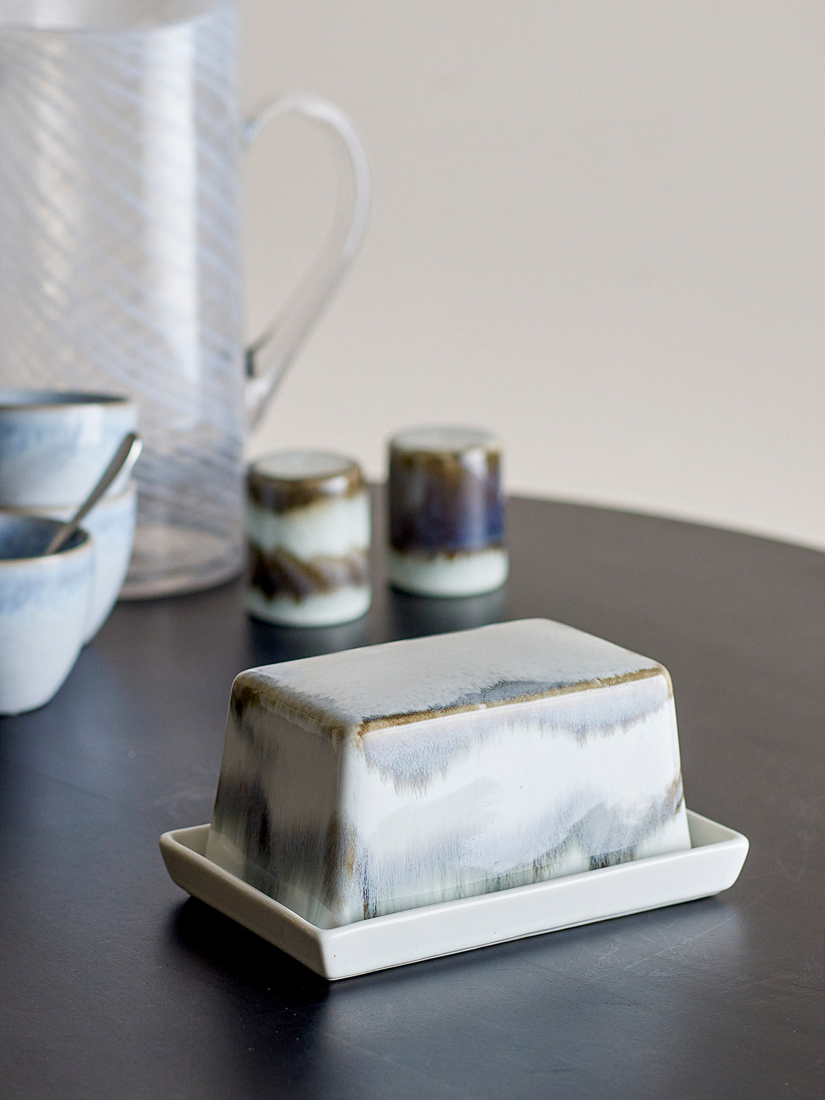 Paula Butterdose, Grau, Steingut in Grau präsentiert im Onlineshop von KAQTU Design AG. Butterdosen ist von Bloomingville
