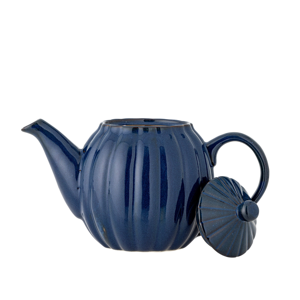 Latina Teekanne, Blau, Steingut in Blau präsentiert im Onlineshop von KAQTU Design AG. Teekrüge ist von Bloomingville