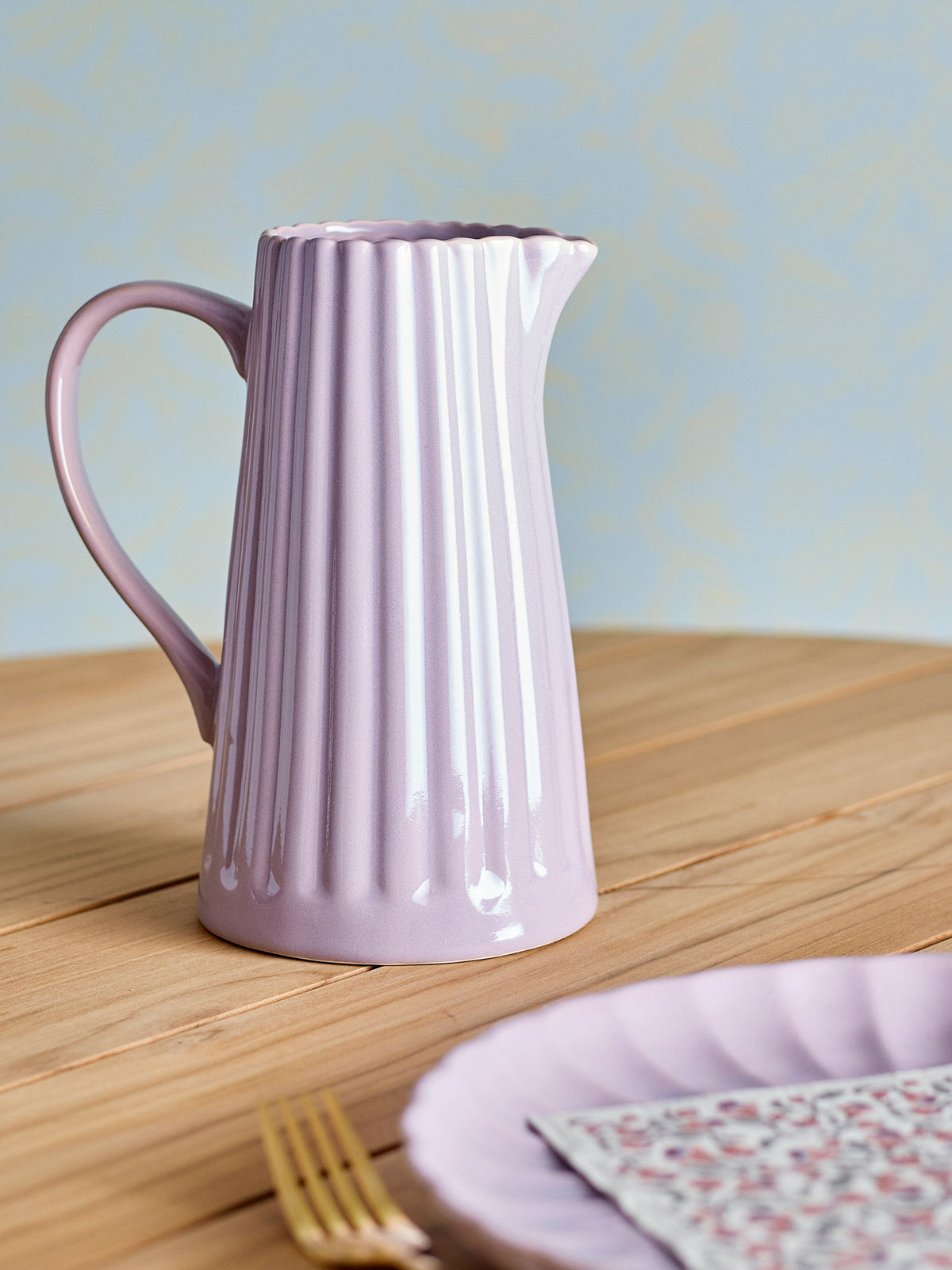 Latina Krug, Rose, Steingut in Rose präsentiert im Onlineshop von KAQTU Design AG. Wasserkrüge ist von Bloomingville