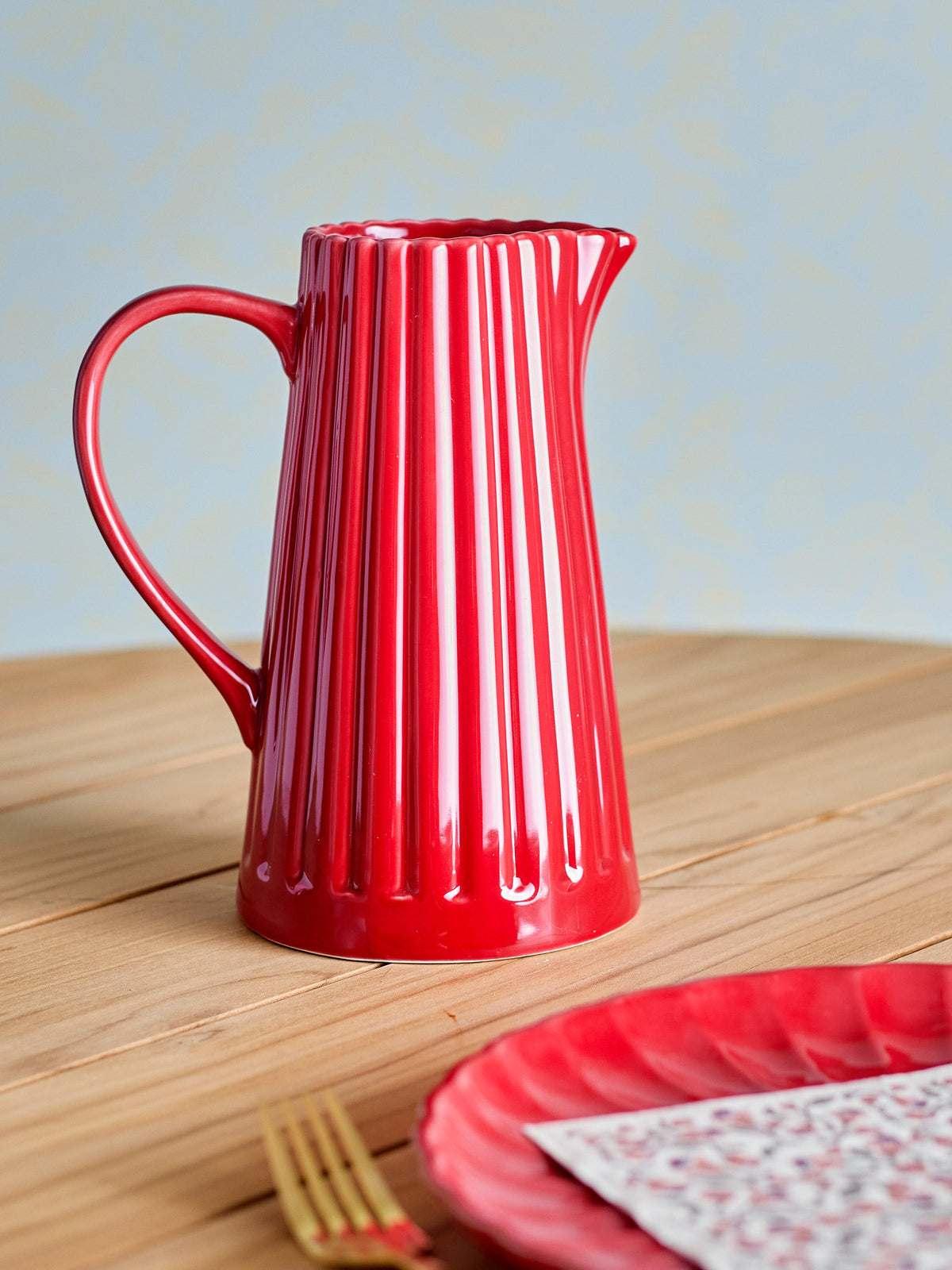 Latina Krug, Rot, Steingut in Rot präsentiert im Onlineshop von KAQTU Design AG. Wasserkrüge ist von Bloomingville