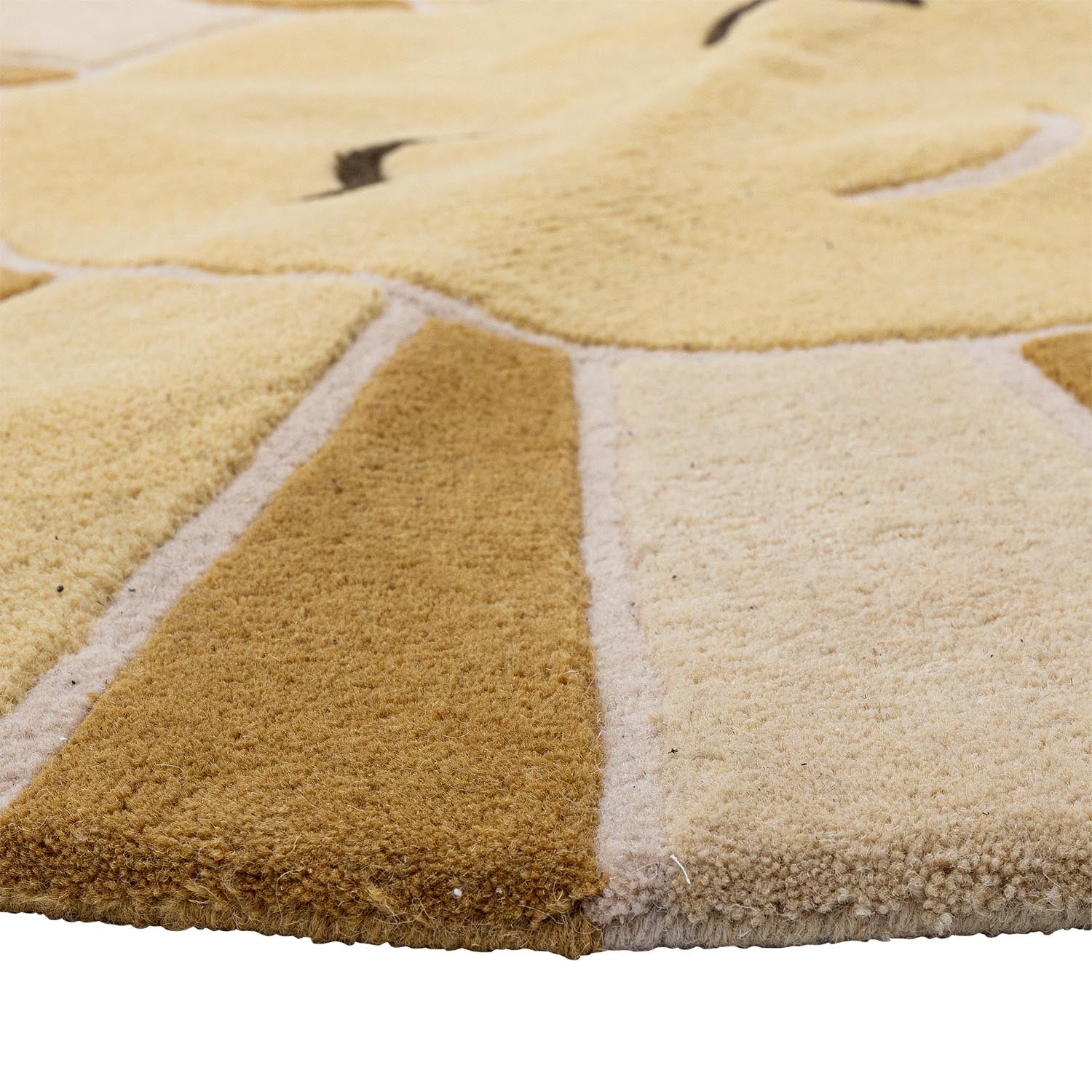 Der Sun Teppich von Bloomingville Mini bringt mit seinem fröhlichen Sonnenmotiv und der warmen Gelbtönung eine einladende Atmosphäre in jedes Kinderzimmer. Hergestellt aus 100% Wolle, vereint er Langlebigkeit und Komfort.