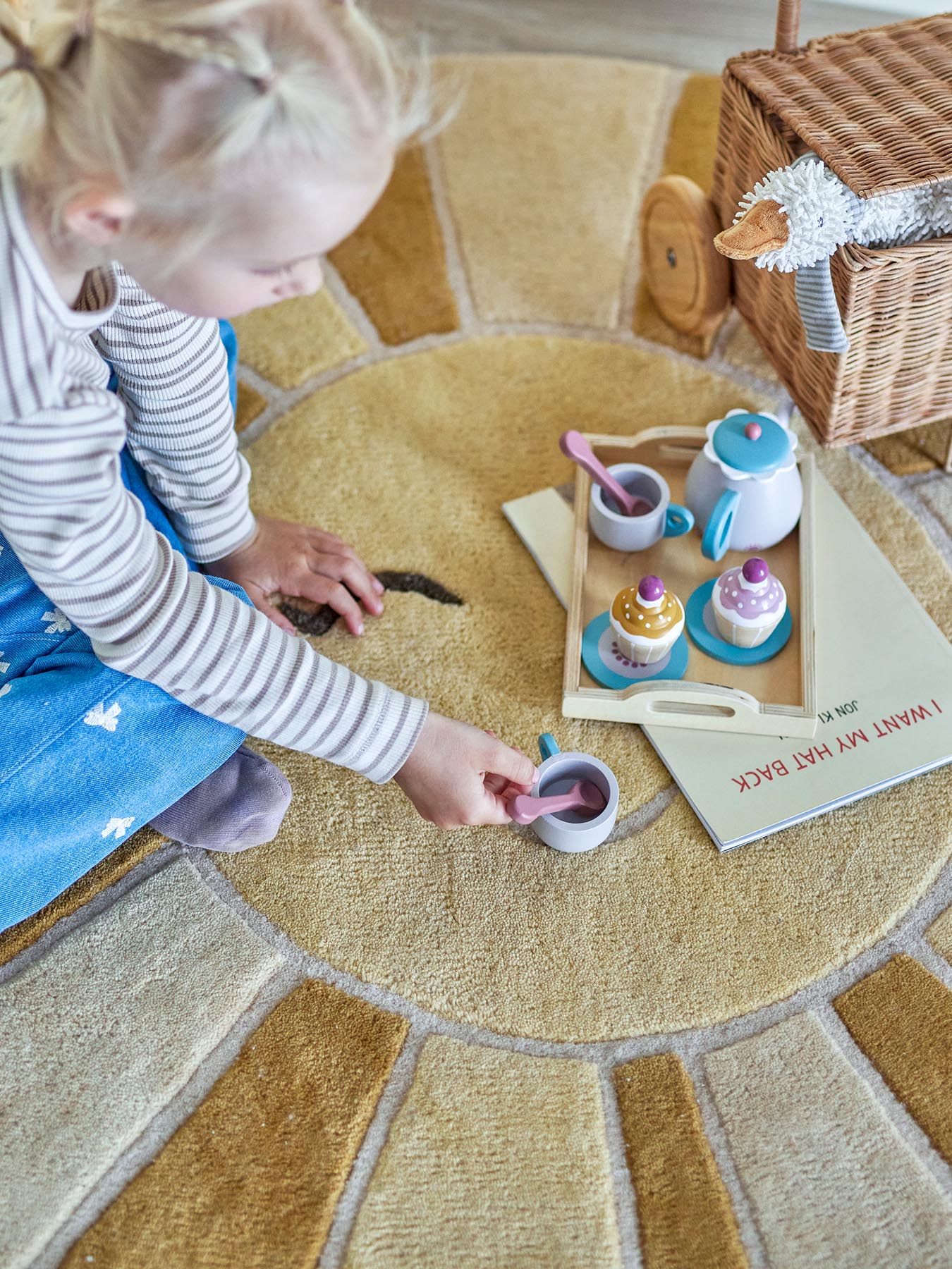 Entdecken Sie den Sun Teppich von Bloomingville Mini in strahlendem Gelb! Aus 100% Wolle gefertigt, bringt er Wärme und Stil in jedes Kinderzimmer.