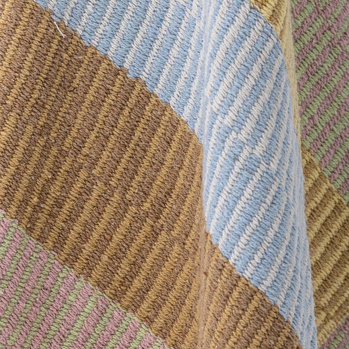 Bunte Wolldecke Isnel von Creative Collection aus Mischfasern, geflochtene Oberfläche, garngefärbtes Muster im Boho Chic Stil, 160x130 cm.