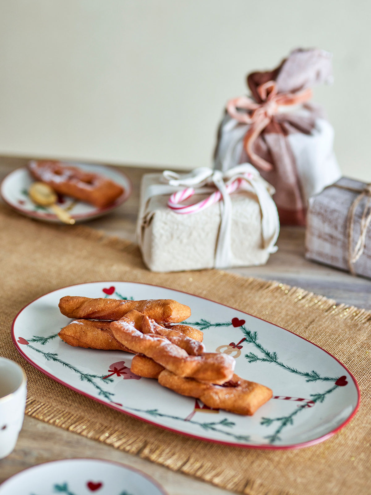 Weisse Servierplatte Yule aus Steingut mit weihnachtlichen Motiven und handgemalten Details