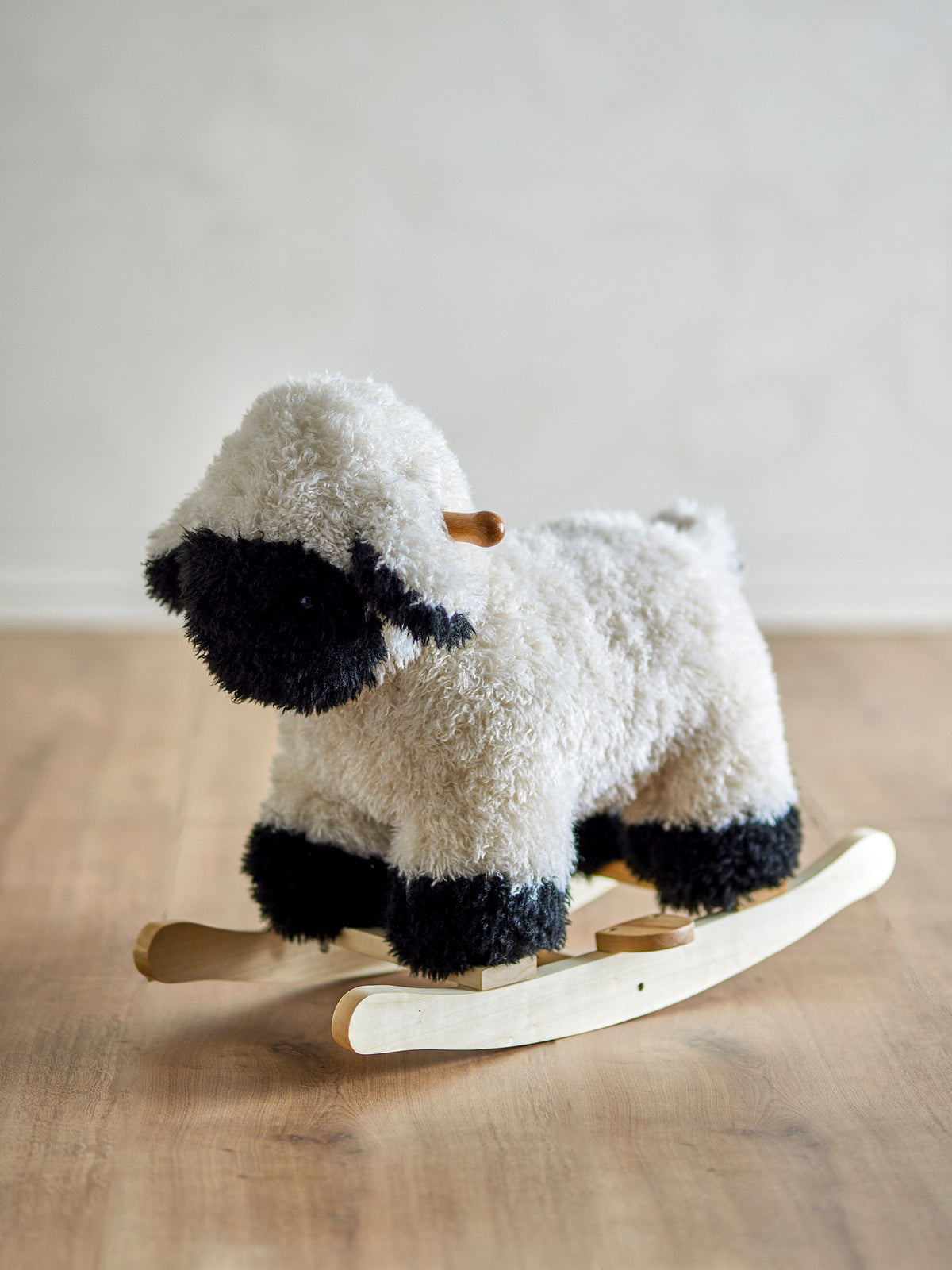 Dolly Schaukelspielzeug, Schaf, Weiss, Polyester in Weiss präsentiert im Onlineshop von KAQTU Design AG. Spielzeug ist von Bloomingville Mini
