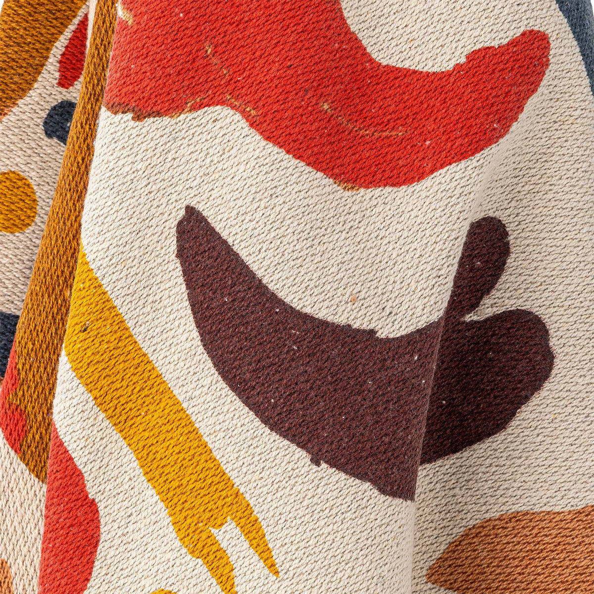 Horus Decke von Bloomingville in Orange mit abstraktem Gesichtsmotiv, Webstoff aus Mischfasern, dunkelblaue Quasten an den Ecken, Format 160x130 cm