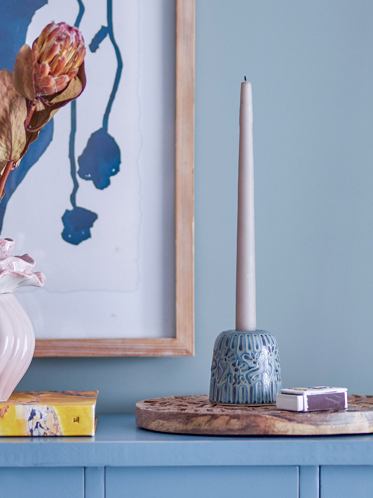 Samsin Kerzenhalter, Blue, Steingut in Blau präsentiert im Onlineshop von KAQTU Design AG. Kerzenständer ist von Bloomingville
