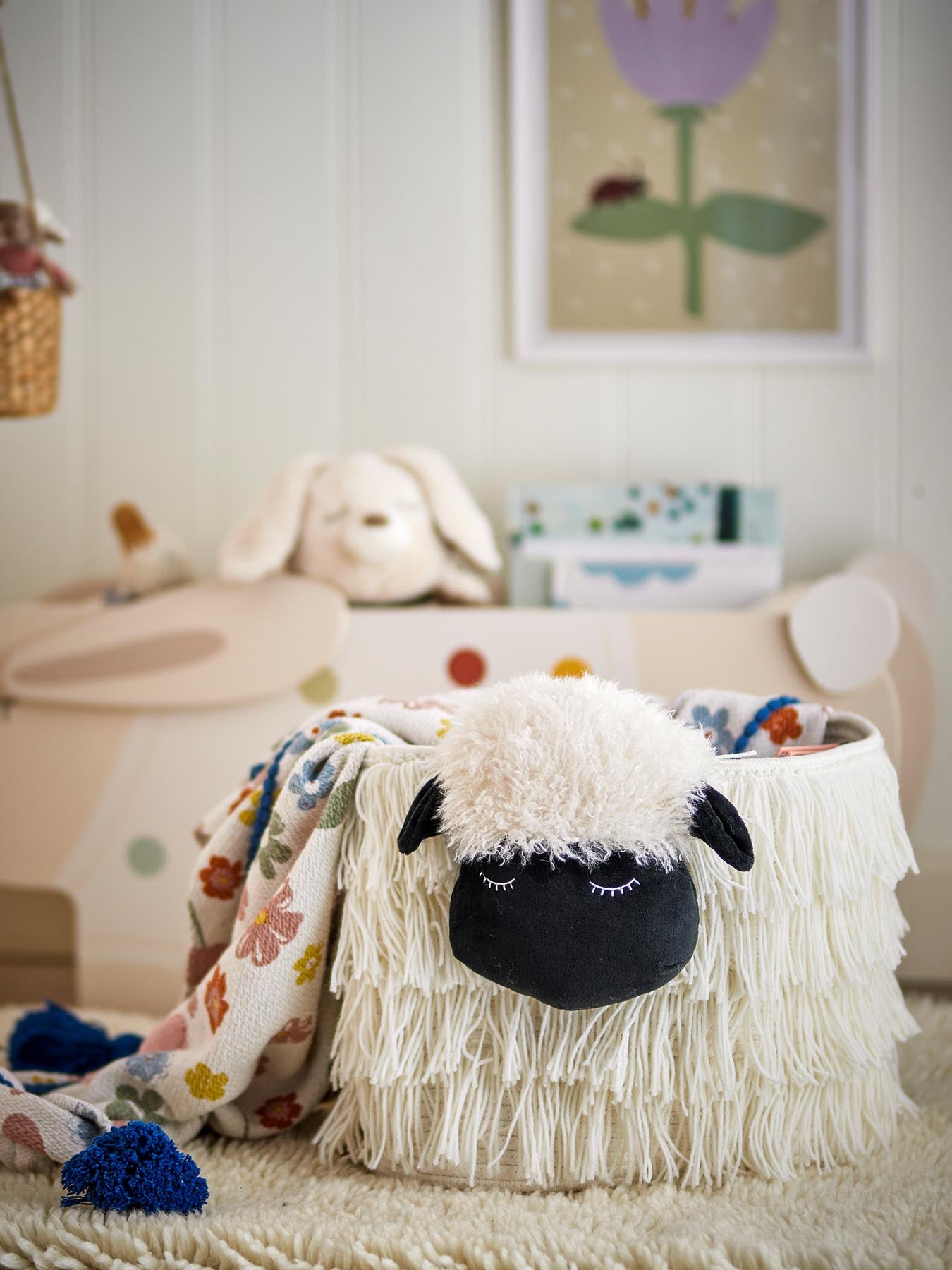Entdecken Sie den charmanten Dolly Korb von Bloomingville MINI – ein stilvoller Aufbewahrungskorb in Schaf-Design, ideal für das Kinderzimmer!