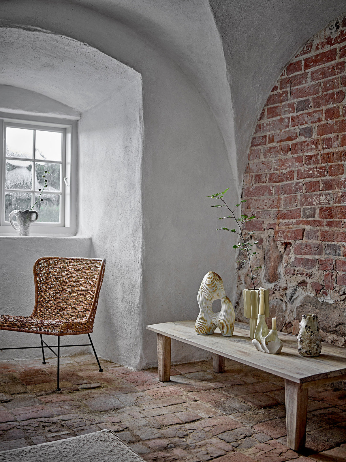 Wavy Kerzenhalter, Weiss, Steingut in Weiss präsentiert im Onlineshop von KAQTU Design AG. Kerzenständer ist von Bloomingville