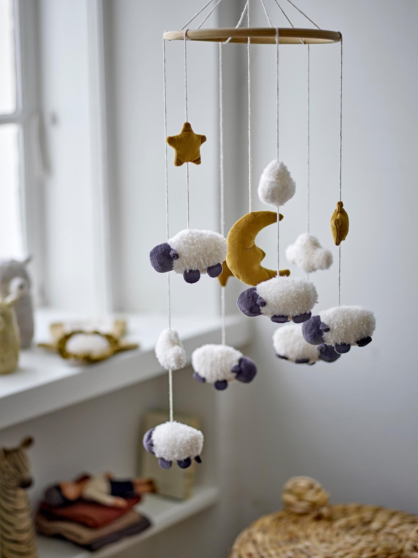 Verleihen Sie dem Kinderzimmer mit dem Dolly Mobile von Bloomingville Mini einen Hauch von Eleganz. Die weichen, weißen Schafe aus Polyester sorgen für eine beruhigende Atmosphäre.