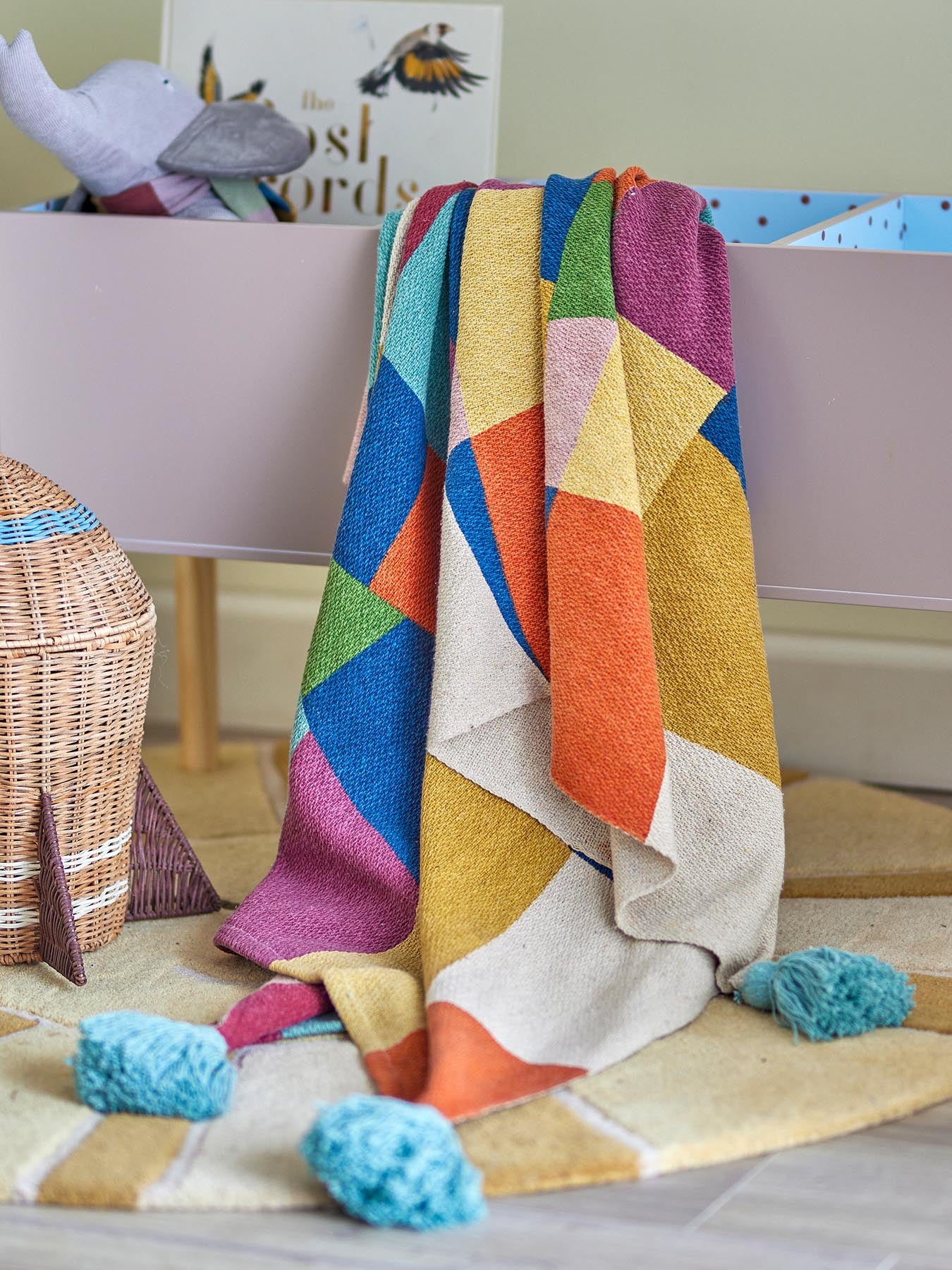 Die Colorine Decke von Bloomingville Mini vereint Nachhaltigkeit und Stil. Aus recycelter Baumwolle gefertigt, bringt sie mit ihrem blauen Vogelmotiv Ruhe in Ihr Zuhause.