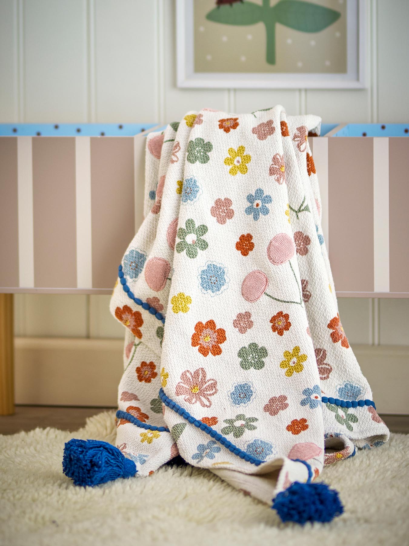 Die Cherry Decke von Bloomingville Mini vereint stilvolles Design und Nachhaltigkeit. Hergestellt aus recycelter Baumwolle, begeistert sie mit ihrem zarten Kirschmuster.