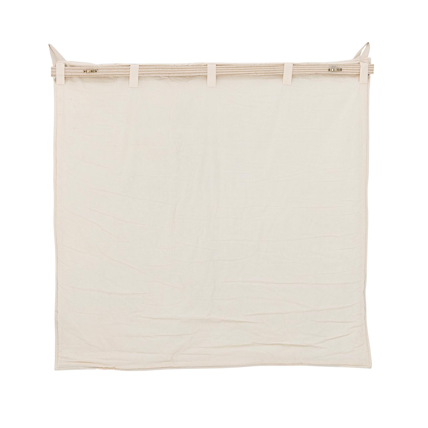 Verleihen Sie dem Kinderzimmer mit der Colorine Wanddekoration von Bloomingville Mini einen Hauch von Magie – ein nachhaltiges Baumwollkunstwerk, das inspiriert.