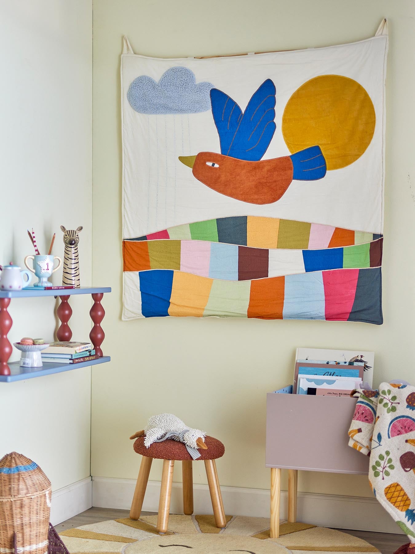 Entdecken Sie die bezaubernde Colorine Wanddekoration von Bloomingville Mini – ein nachhaltiges Kunstwerk aus Baumwolle, das Kinderzimmer verzaubert.