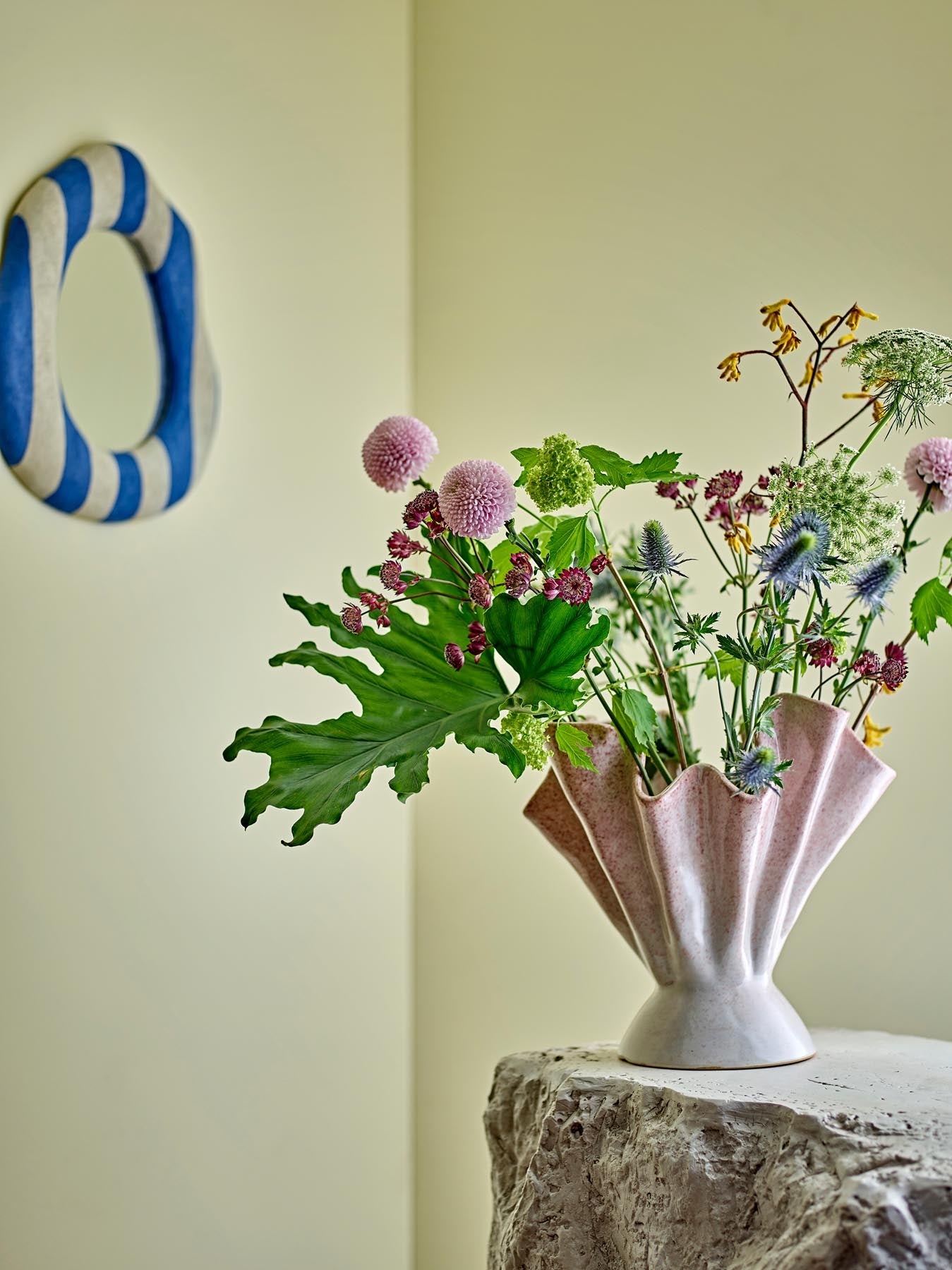 Die Plier Vase von Bloomingville vereint Eleganz und Einzigartigkeit. Ihr sanfter Rosaton und die organische Form machen sie zum idealen Blickfang für jedes Zuhause.