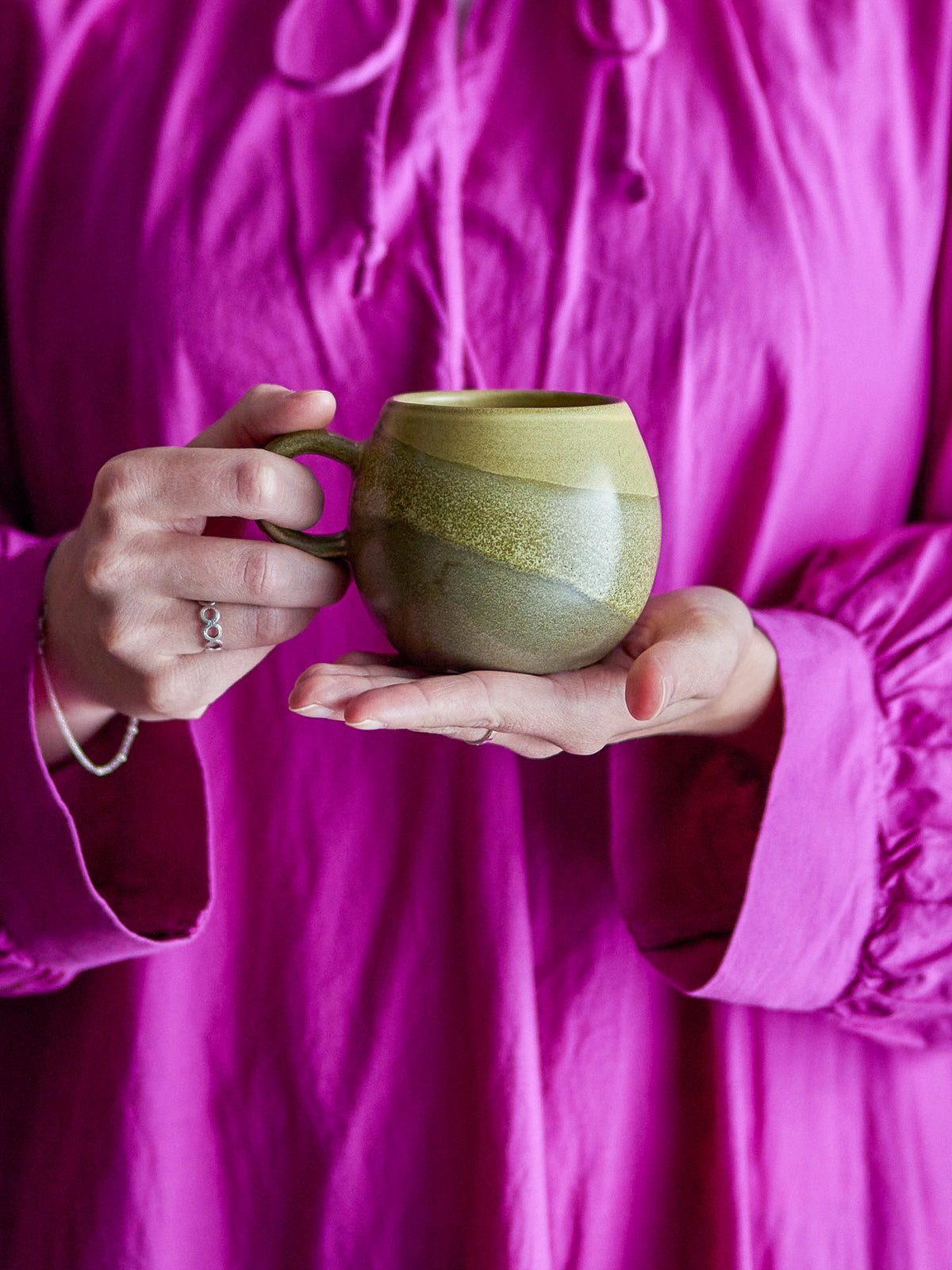 Paula Tasse, Grün, Steingut in Grün präsentiert im Onlineshop von KAQTU Design AG. Tasse ist von Bloomingville