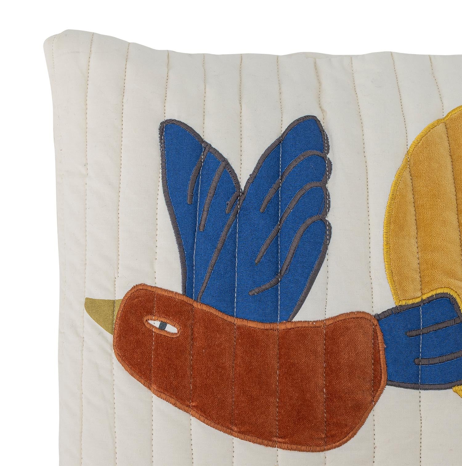 Entdecken Sie das Colorine Kissen von Bloomingville Mini – ein stilvolles Baumwollkissen mit einem bezaubernden Vogelmotiv, ideal für Kinderzimmer und mehr.