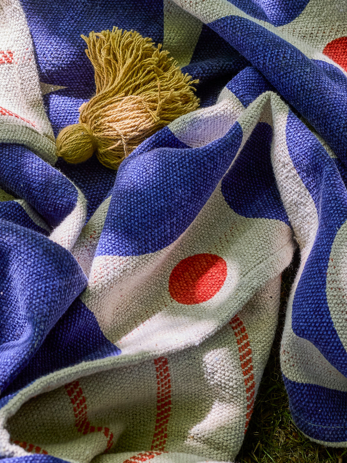 Wolldecke Eviaya von Bloomingville in Blau mit bedrucktem abstraktem Blumenmuster und grossen Quasten an den Ecken, Mischfasern 160x130 cm
