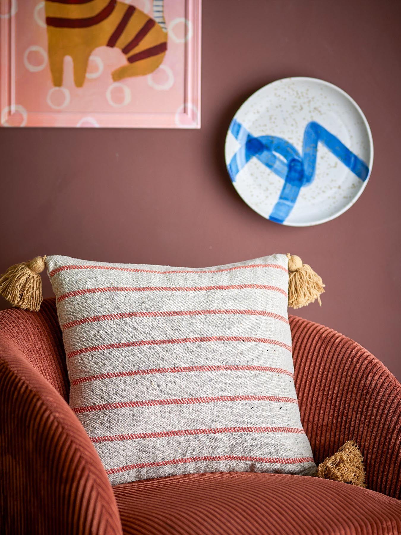 Verleihen Sie Ihrem Zuhause mit dem Eviaya Kissen von Bloomingville in Blau einen Hauch von Eleganz. Aus recycelter Baumwolle gefertigt, kombiniert es Nachhaltigkeit mit einem modernen Design und verspielten Quasten.