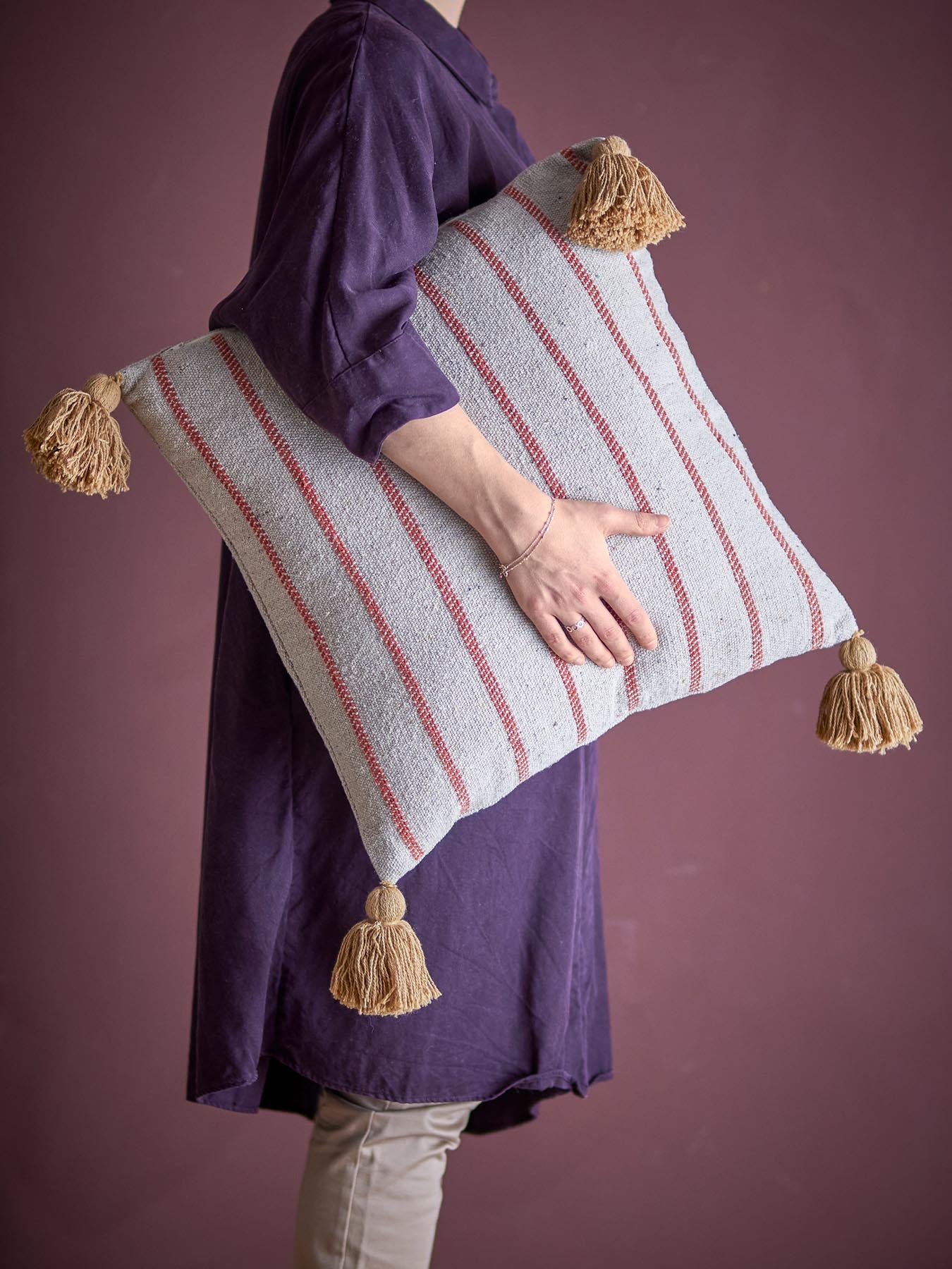 Entdecken Sie das Eviaya Kissen von Bloomingville in Blau – ein stilvolles, nachhaltiges Accessoire aus recycelter Baumwolle mit charmanten Quasten.