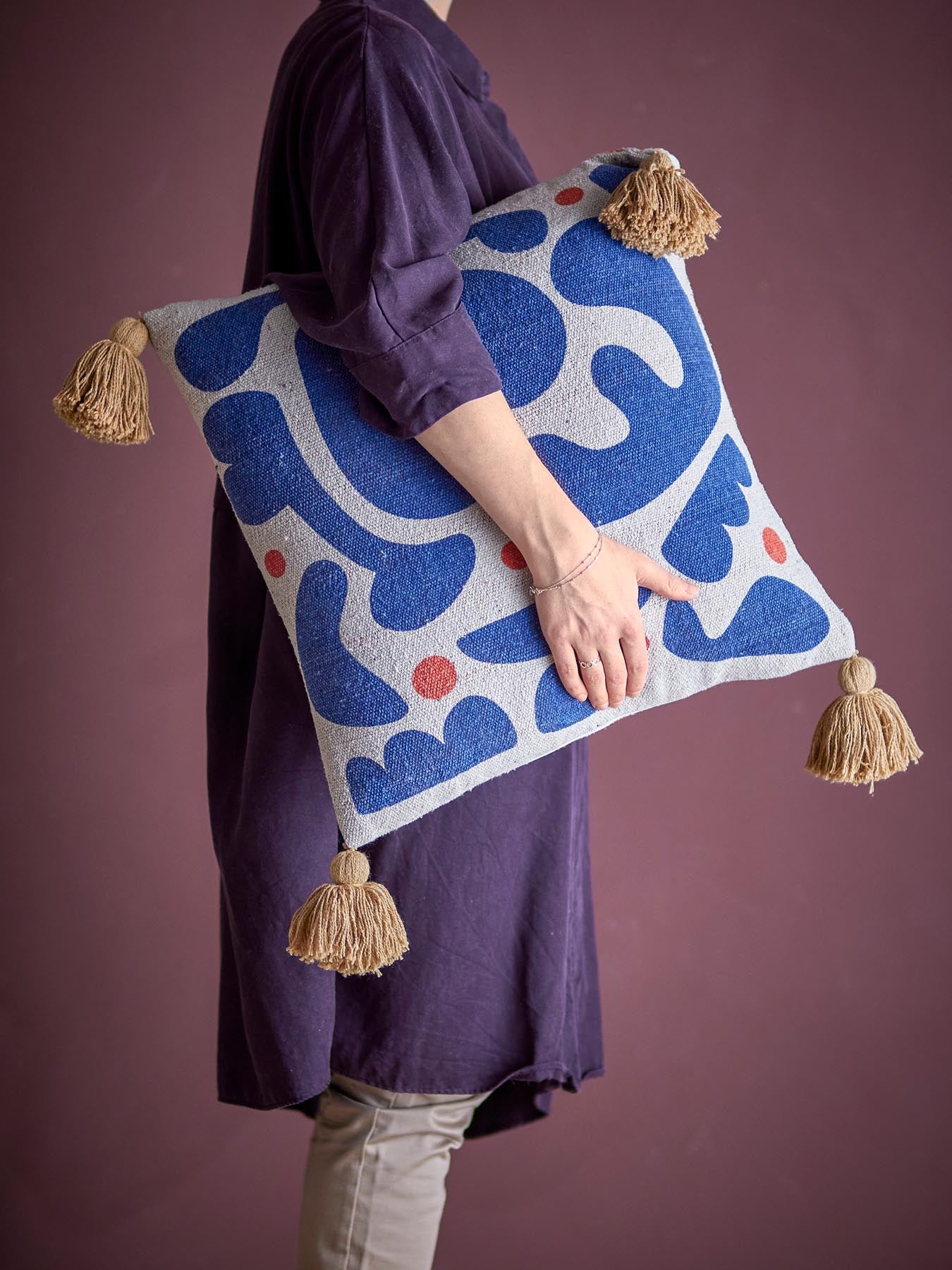 Verleihen Sie Ihrem Zuhause mit dem Eviaya Kissen von Bloomingville in Blau einen Hauch von Eleganz. Aus recycelter Baumwolle gefertigt, kombiniert es Nachhaltigkeit mit einem modernen Design und verspielten Quasten.