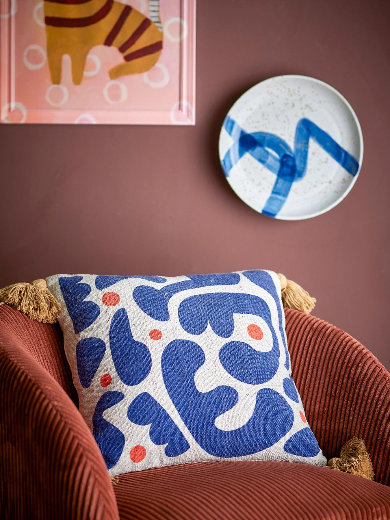 Entdecken Sie das Eviaya Kissen von Bloomingville in Blau – ein stilvolles, nachhaltiges Accessoire aus recycelter Baumwolle mit charmanten Quasten.