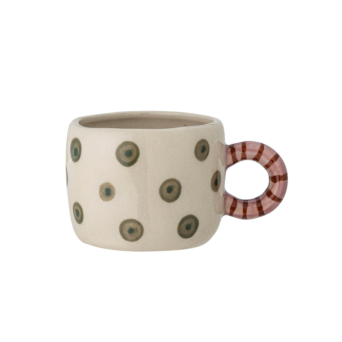 Weisse Nini Tasse aus Steingut von Bloomingville mit handbemaltem Muster, kleine runde Form mit Henkel, auf hellem Hintergrund fotografiert.