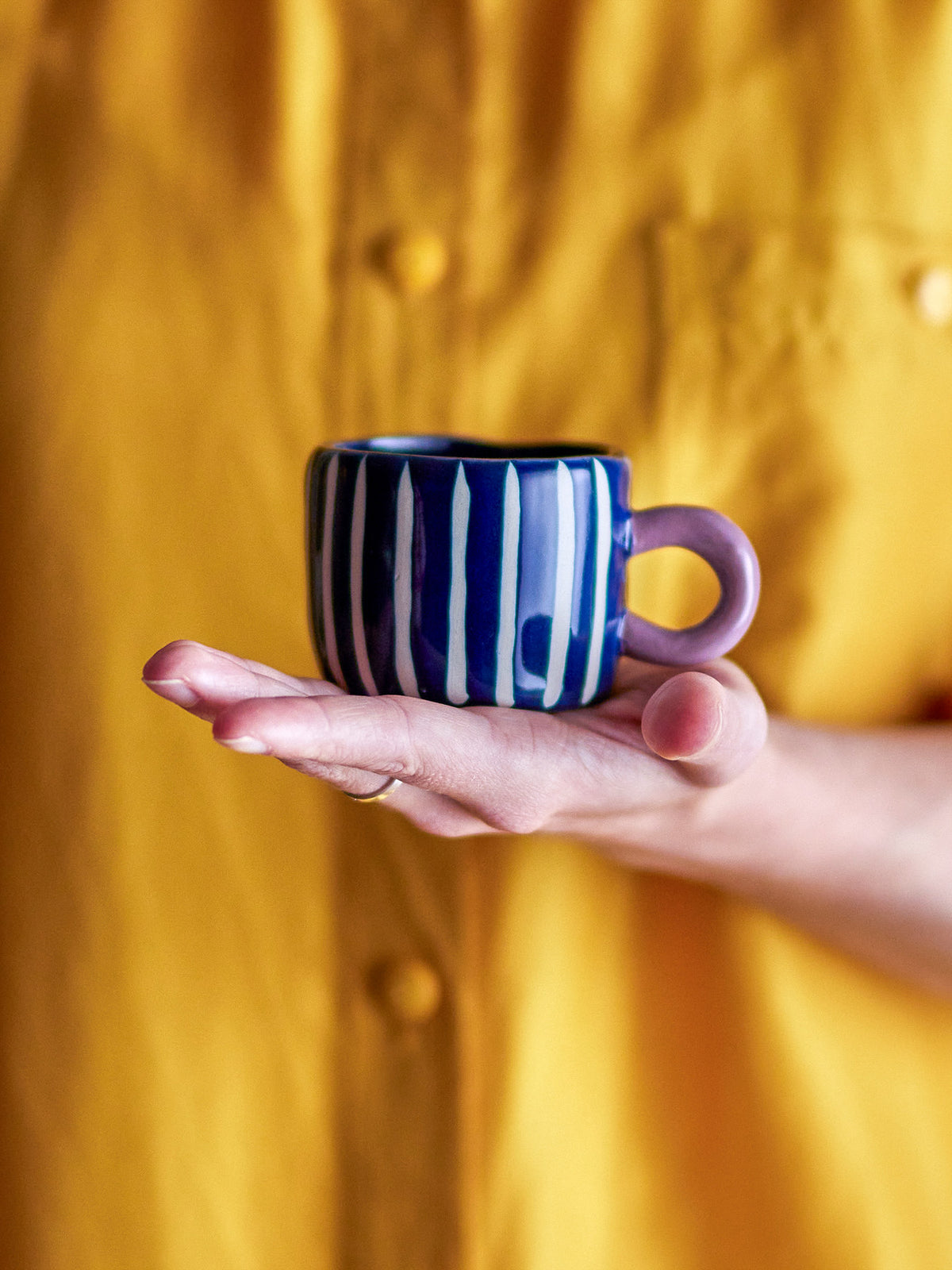 Nini Tasse, Blue, Steingut in Blau präsentiert im Onlineshop von KAQTU Design AG. Tasse ist von Bloomingville
