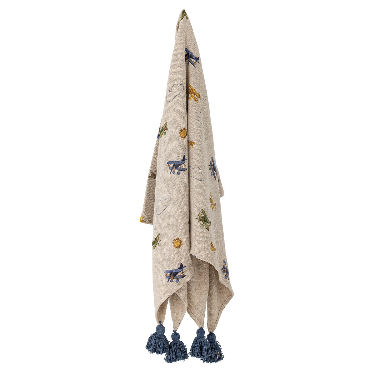 Weisse Wolldecke der Serie Plane von Bloomingville Mini aus Baumwolle, Polyester und Viskose, bedruckt mit Flugzeug- und Wolkenmotiv, blaue Quasten an den Ecken.