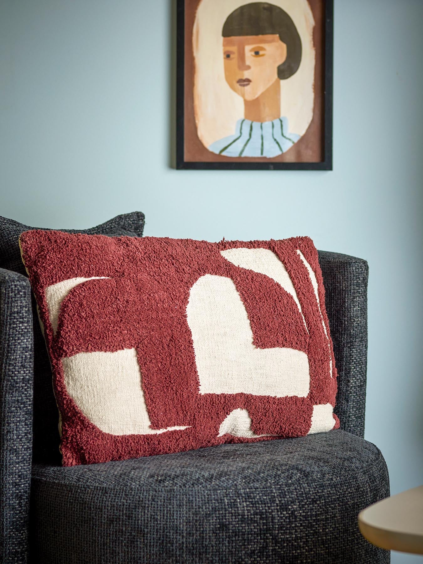 Verleihe deinem Zuhause mit dem Olica Kissen von Bloomingville in kräftigem Rot einen Hauch von Eleganz. Aus 100% OEKO-TEX® Baumwolle gefertigt, bietet es stilvolles Design und umweltfreundliche Qualität.