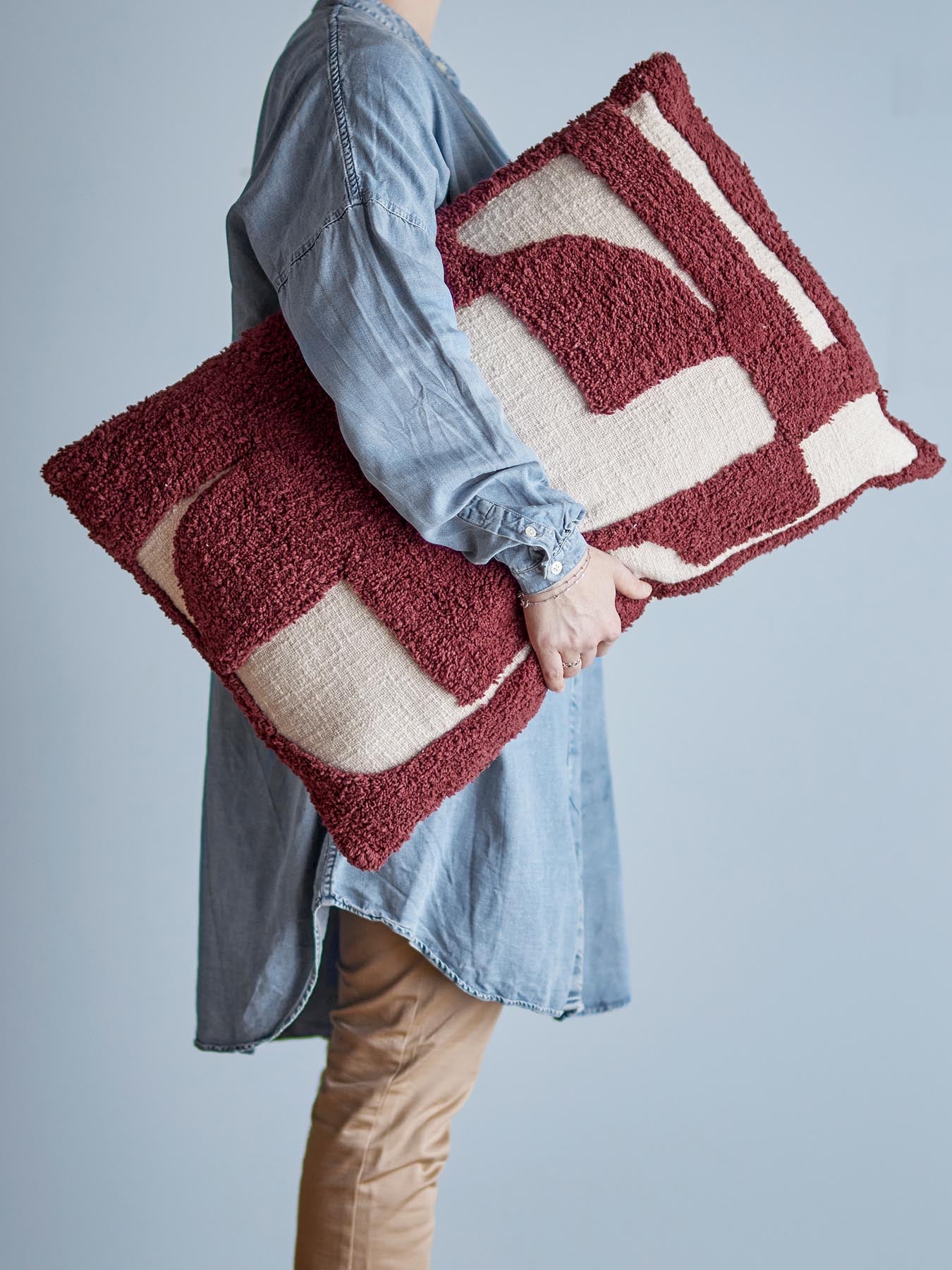 Setze Akzente in deinem Wohnraum mit dem Olica Kissen von Bloomingville. Das rot-braune, getuftete Design aus OEKO-TEX® Baumwolle vereint Stil und Nachhaltigkeit.