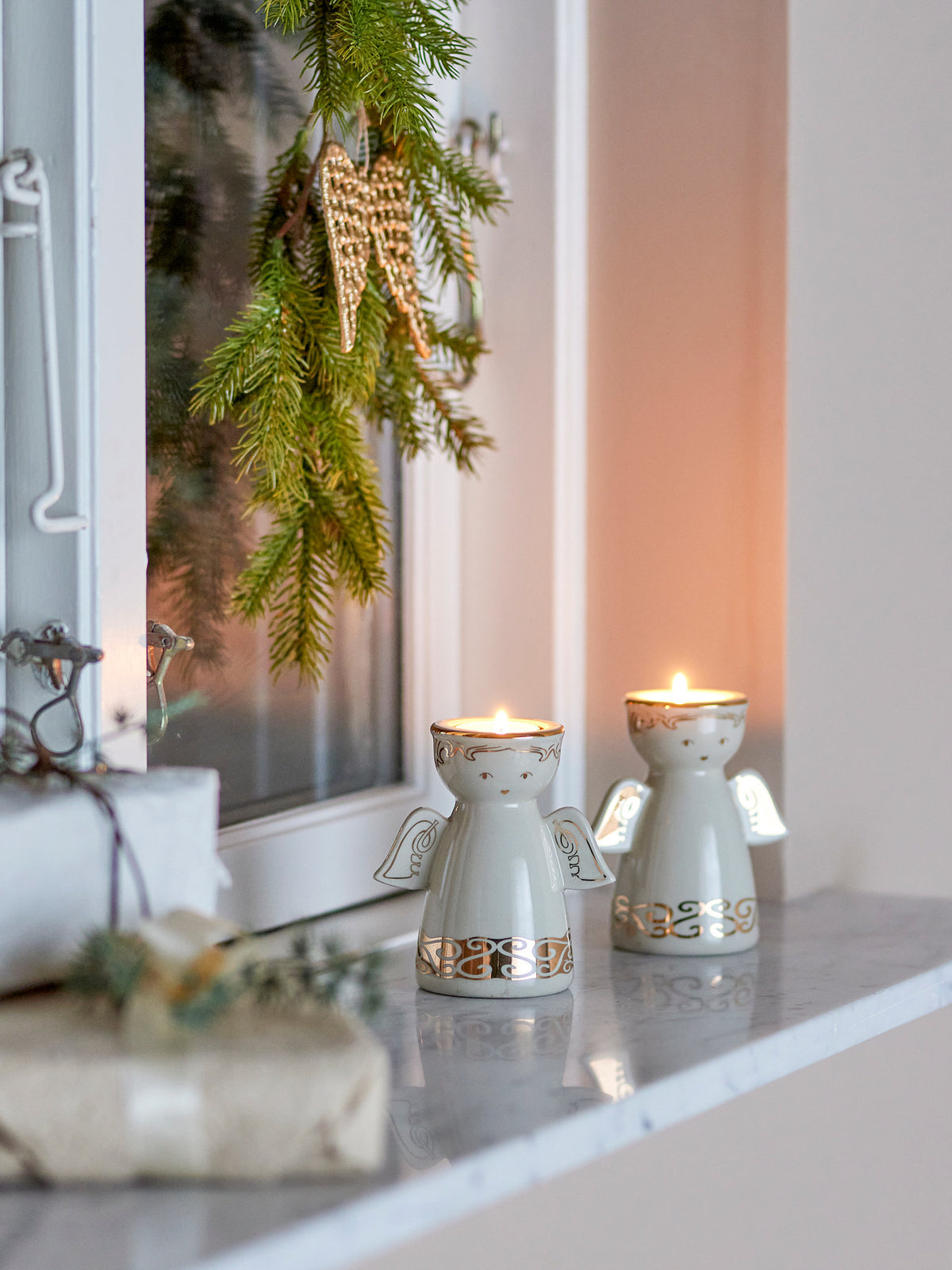 Faella Teelicht- und Kerzenhalter, Weiss, Steingut in Weiss präsentiert im Onlineshop von KAQTU Design AG. Teelichthalter ist von Bloomingville