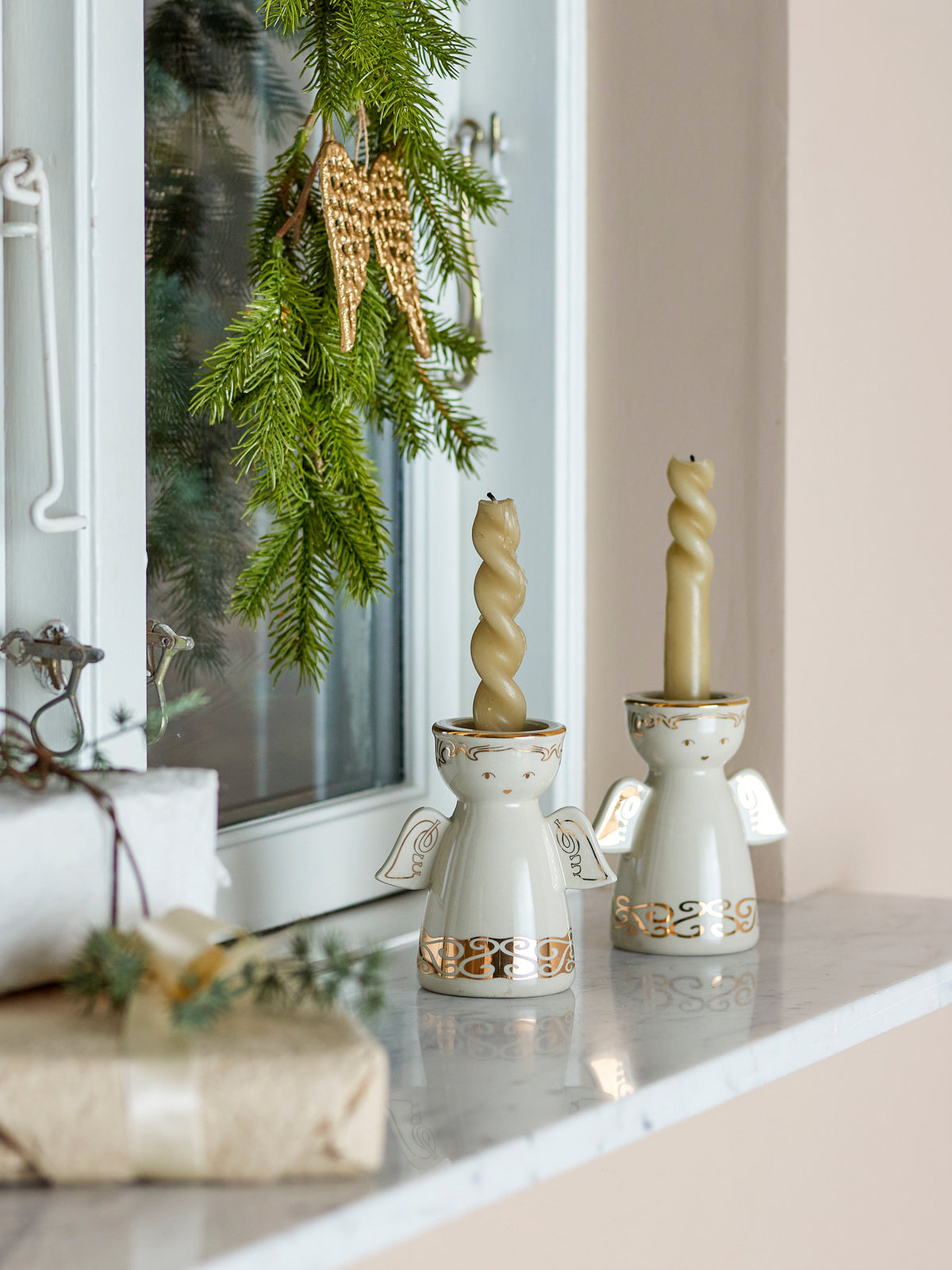Faella Teelicht- und Kerzenhalter, Weiss, Steingut in Weiss präsentiert im Onlineshop von KAQTU Design AG. Teelichthalter ist von Bloomingville
