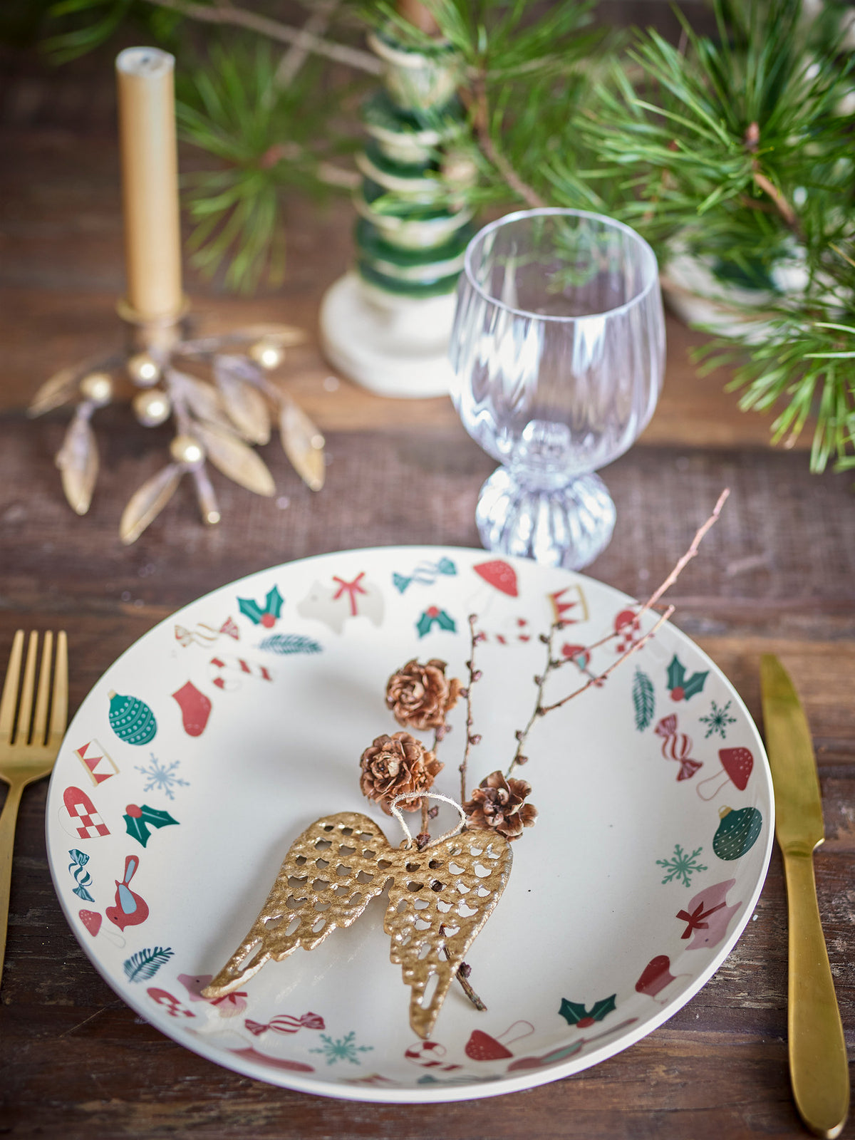 Weisse Servierplatte Yule aus Steingut mit weihnachtlichen Motiven und handgemalten Details