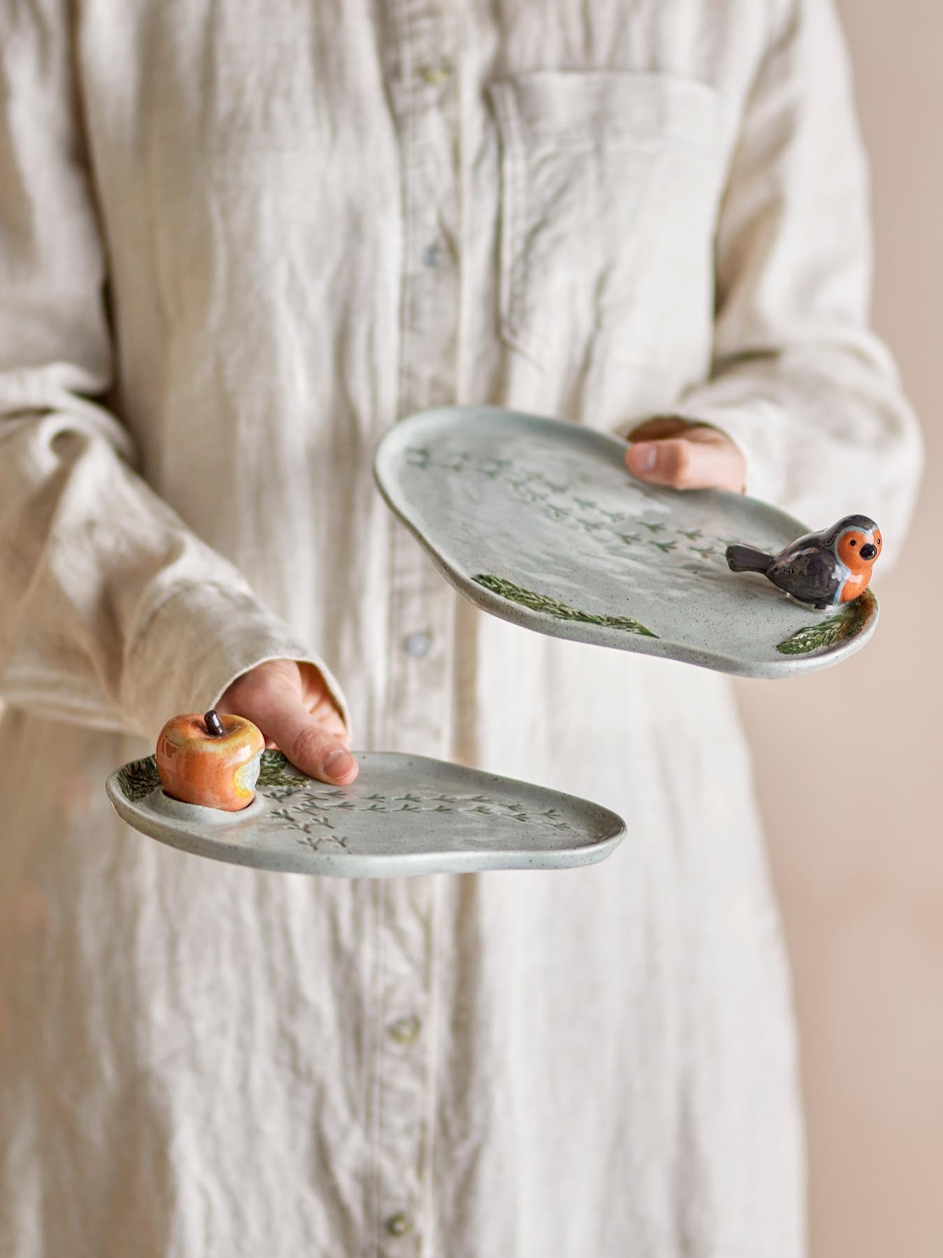 Entdecken Sie das stilvolle Bleak Serviertablett-Set aus grauem Steingut mit handgemalten Motiven – perfekt für jeden Anlass!