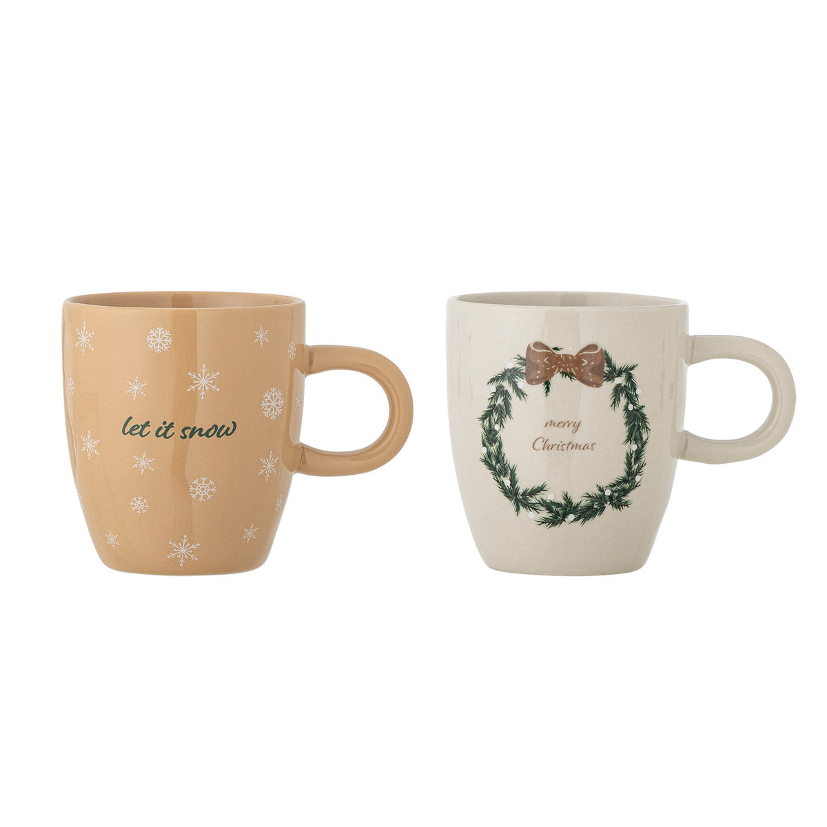 Zwei weisse Steingut-Becher der Serie Jolina von Bloomingville mit Abziehbild-Dekoration, einer mit Schneeflocken, einer mit Weihnachtskranz-Motiv