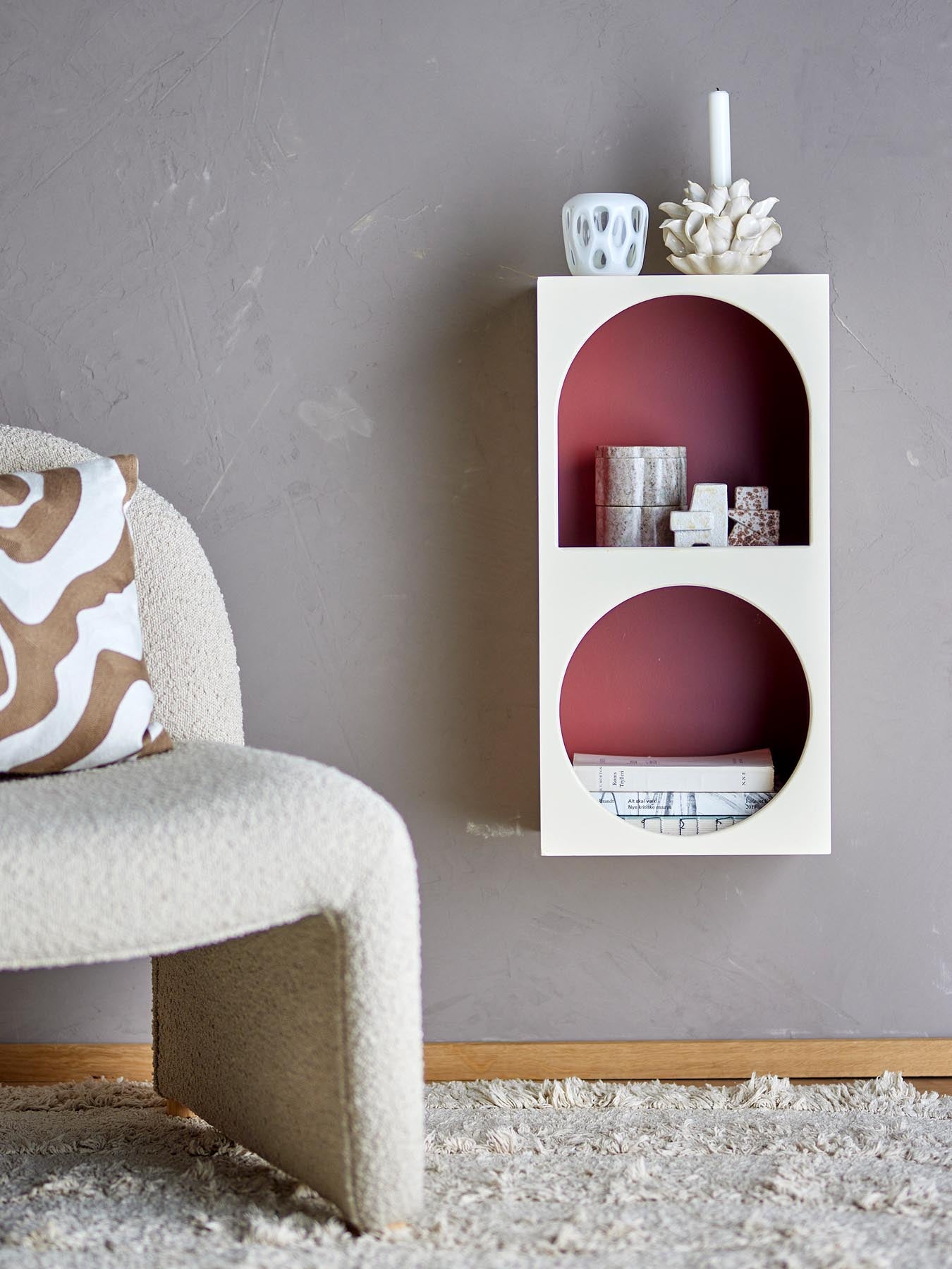 Entdecken Sie das elegante Graphia Bücherregal von Bloomingville. Aus robustem MDF in Weiß, vielseitig einsetzbar und ein echter Blickfang für Ihr Zuhause!