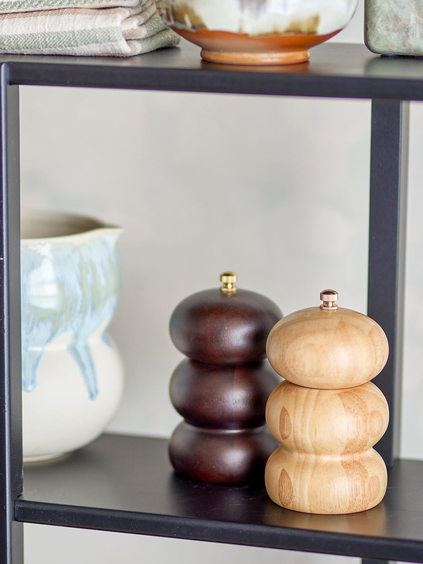 Entdecken Sie die stilvollen Marge Salz- und Pfeffermühlen aus Gummibaumholz von Bloomingville – perfekt für jeden Esstisch!