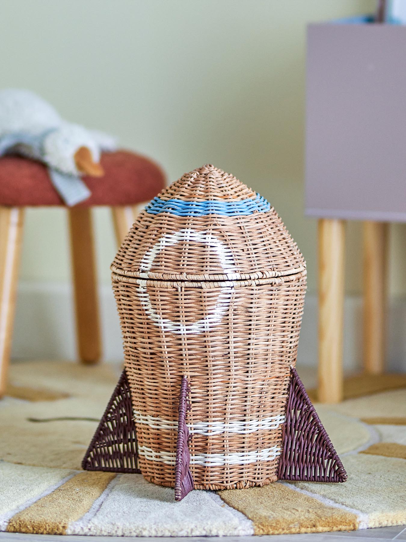 Entdecken Sie den einzigartigen Space Korb mit Deckel von Bloomingville Mini. Aus hochwertigem Rattan gefertigt, vereint er Funktionalität und verspieltes Design für das Kinderzimmer.