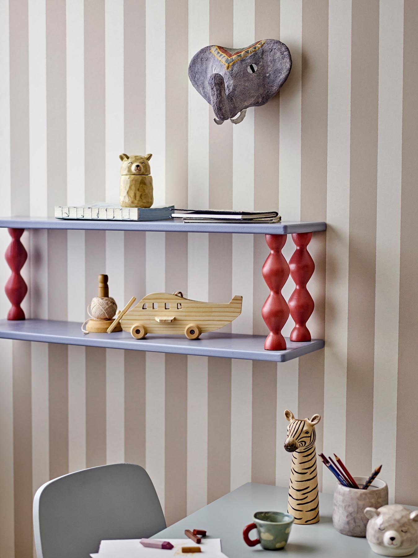 Gestalten Sie das Kinderzimmer mit dem Bibiola Regal von Bloomingville Mini – ein charmantes, blaues MDF-Regal, das Funktionalität und Stil vereint.