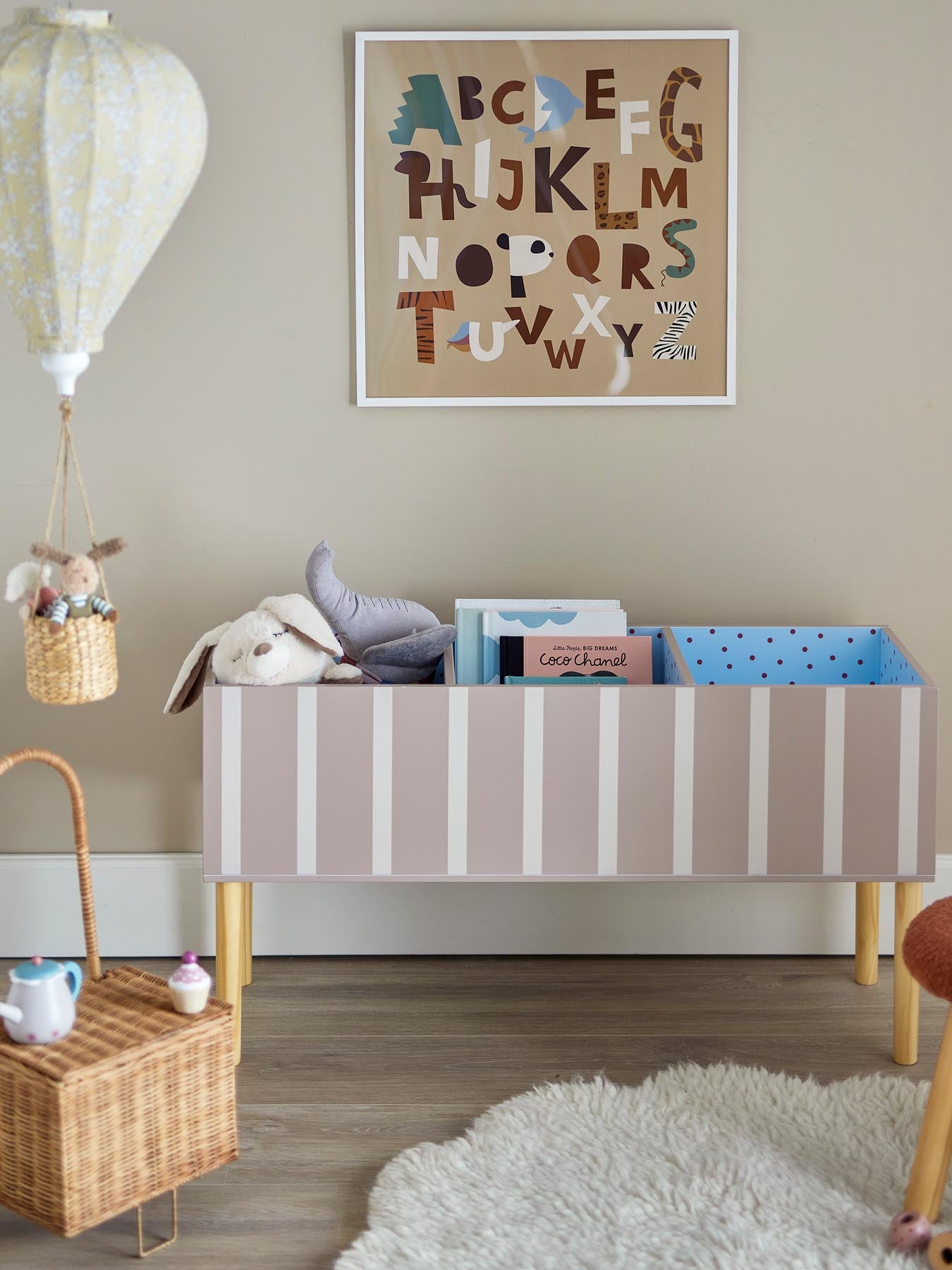 Entdecken Sie den stilvollen Salam Bücherständer von Bloomingville Mini in warmem Braun. Nachhaltig aus FSC®100% MDF gefertigt, ideal für Kinderzimmer.