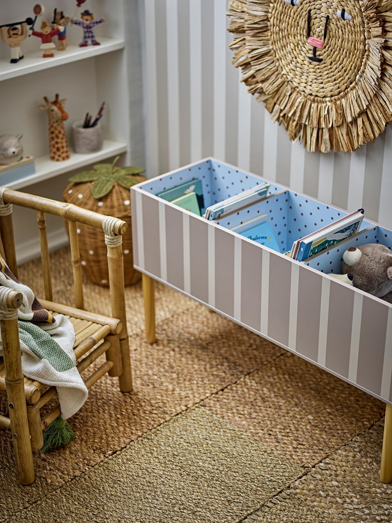 Der Salam Bücherständer von Bloomingville Mini vereint Funktionalität und Design. Aus FSC®100% MDF, perfekt für kleine Bücherliebhaber.